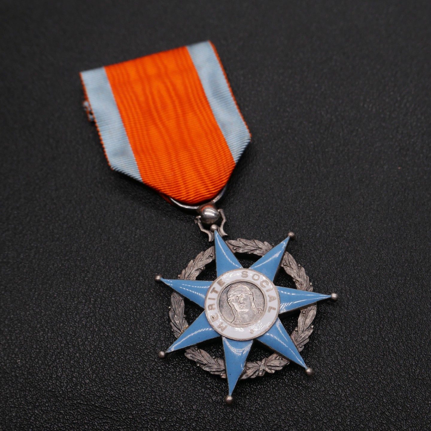 勋章奖章交易所2023年元旦拍卖 法国社会功勋勋章，银质珐琅带标