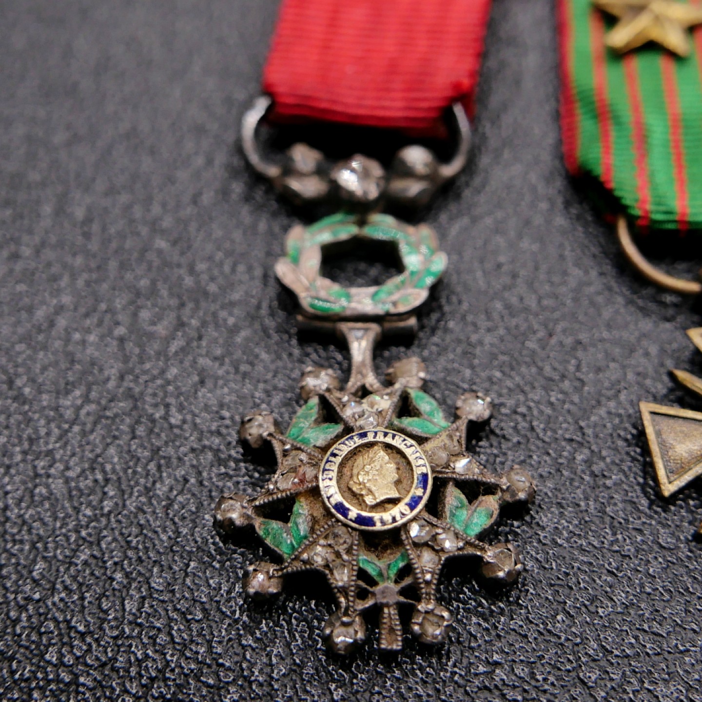 勋章奖章交易所2023年元旦拍卖 法国迷你奖章联排链，三共版荣军勋章银质嵌宝。