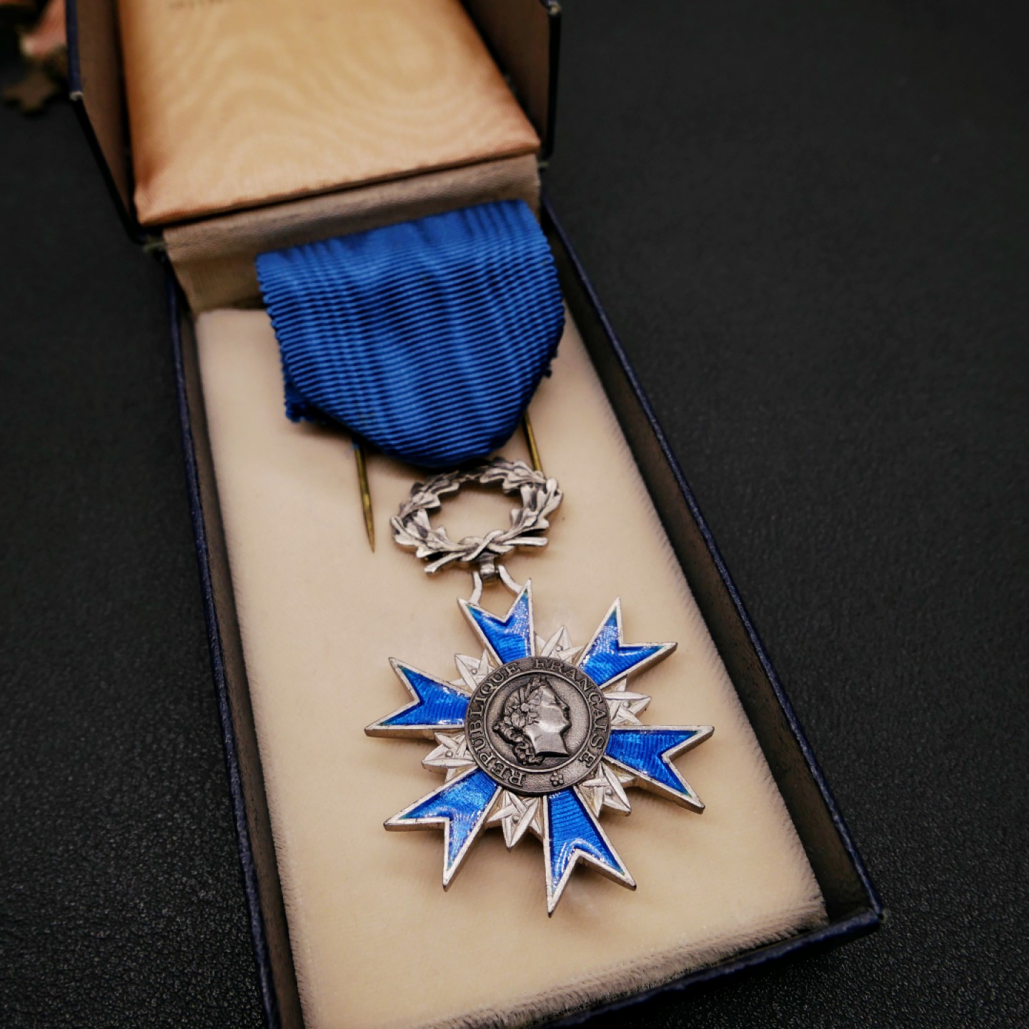 勋章奖章交易所2023年元旦拍卖 法国骑士级国家功勋勋章，银质带标珐琅，巴黎造币厂盒。