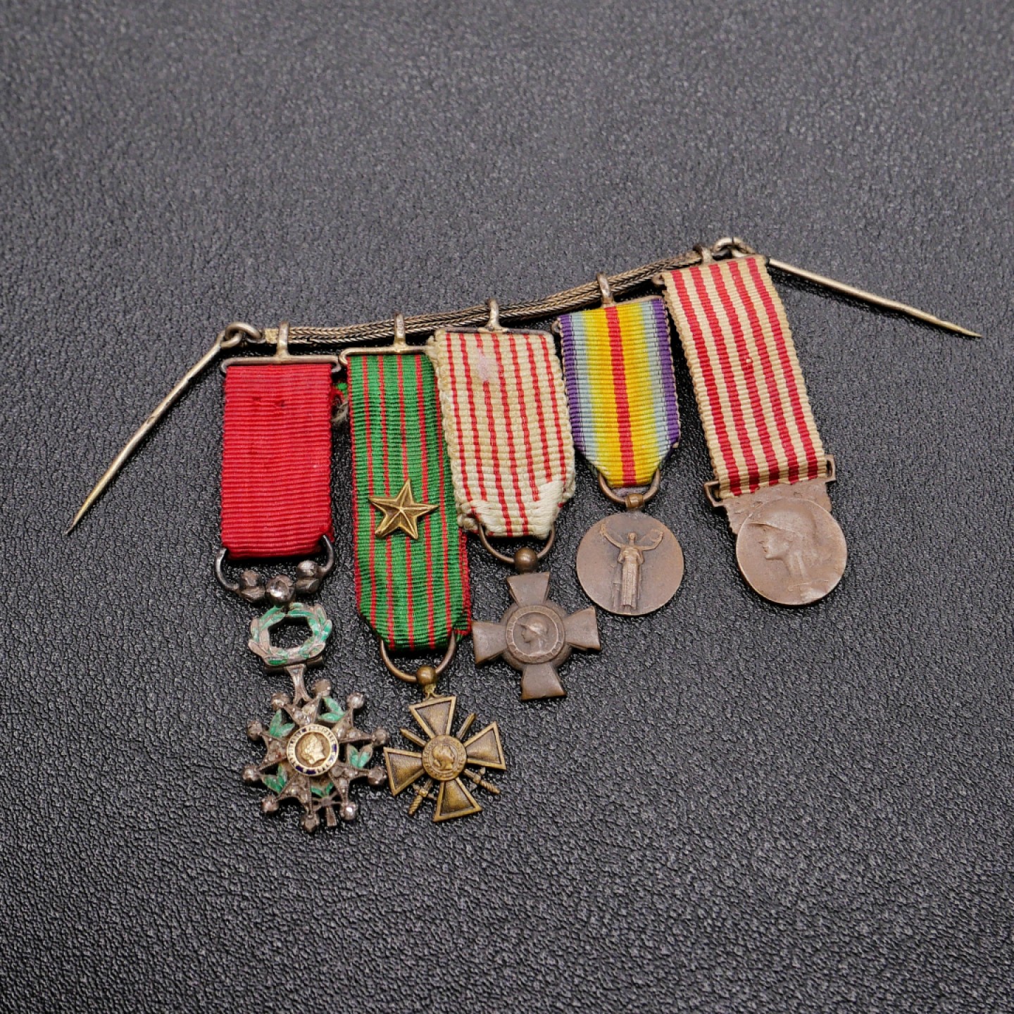 勋章奖章交易所2023年元旦拍卖 法国迷你奖章联排链，三共版荣军勋章银质嵌宝。