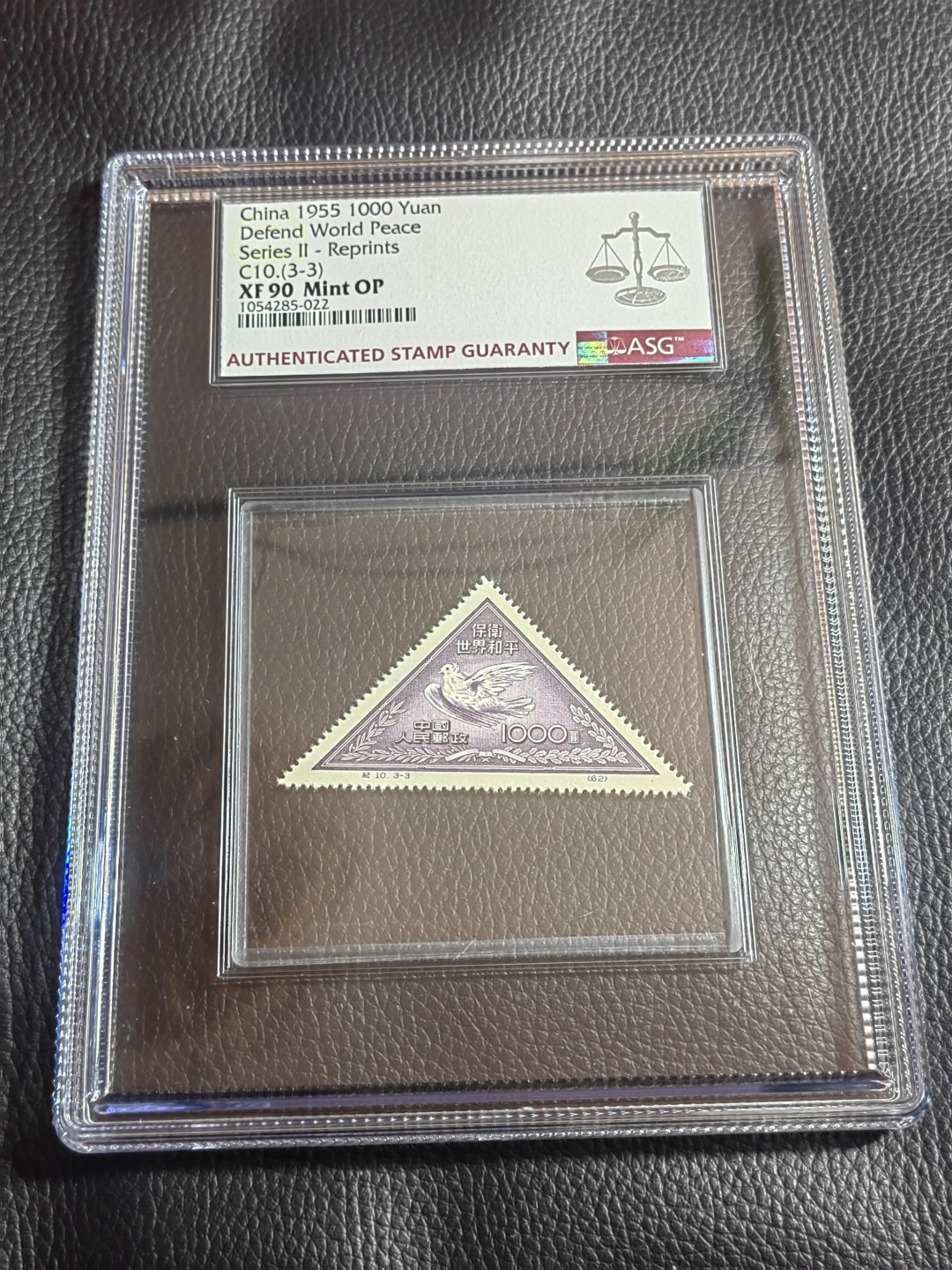 洪涛臻品批发群  精选邮票限时拍卖第一百二十八期 新中国第一套三角形邮票   纪10和平 再版  3-3新  ASG90高分OP，大盒带内衬，老纪特草纸票给90分非常不容易，每一枚90分都是高分，值得珍惜。品相嘎嘎绝，一手出分壳子完美无划痕，藏家首选。（注：此票是异形票，只能入大盒））