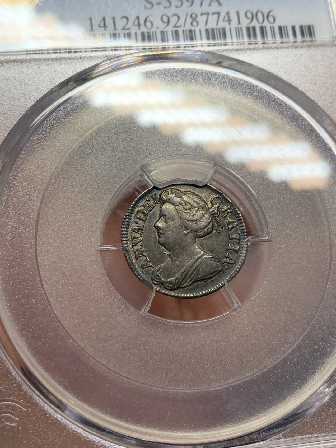 《竞宝斋》第129场-元旦精品特拍 (全场顺丰包邮) PCGS 1713年 英国1713 安妮女王濯足币  安妮女王时期任何AU以上品相的钱币都是非常稀少的存在