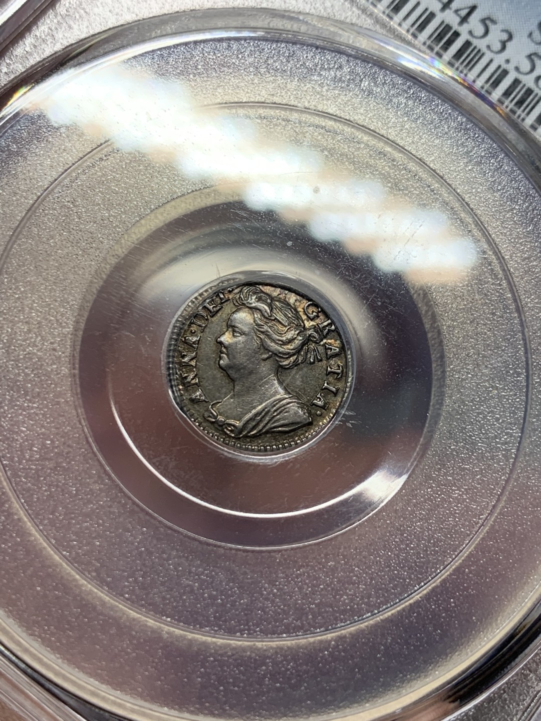 《竞宝斋》第129场-元旦精品特拍 (全场顺丰包邮) PCGS 1713年 英国1713 安妮女王濯足币  安妮女王时期任何AU以上品相的钱币都是非常稀少的存在