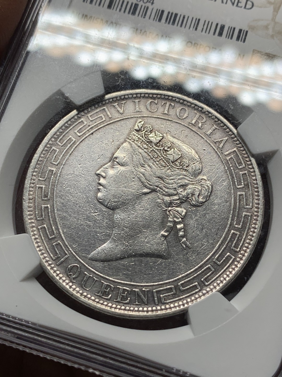 《竞宝斋》第129场-元旦精品特拍 (全场顺丰包邮) NGC-AU 香港 1867年 壹圆  维多利亚 银币 壹圆稀少，严评，很美，能上AU级的币廖廖无几，市场价超过两万元，不要错过了
