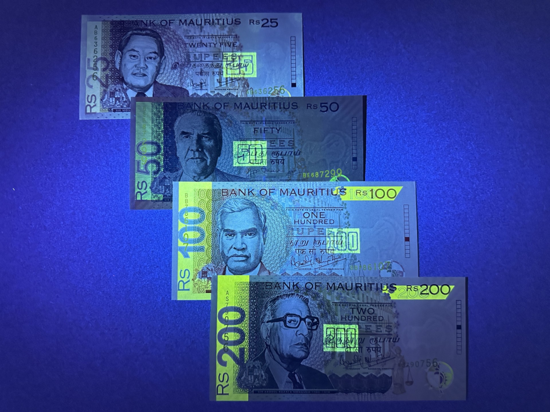 《张总收藏》85期——外币精品 毛里求斯25、50、100、200卢比4张 UNC 