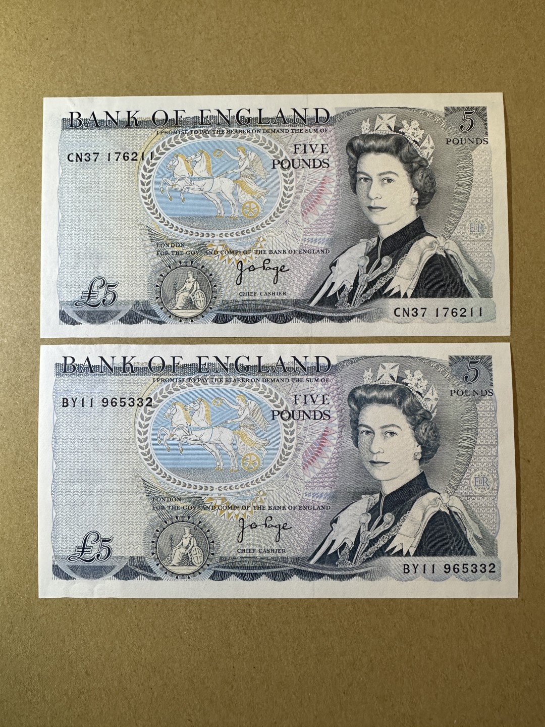《张总收藏》85期——外币精品 英格兰5镑2张 UNC D序列