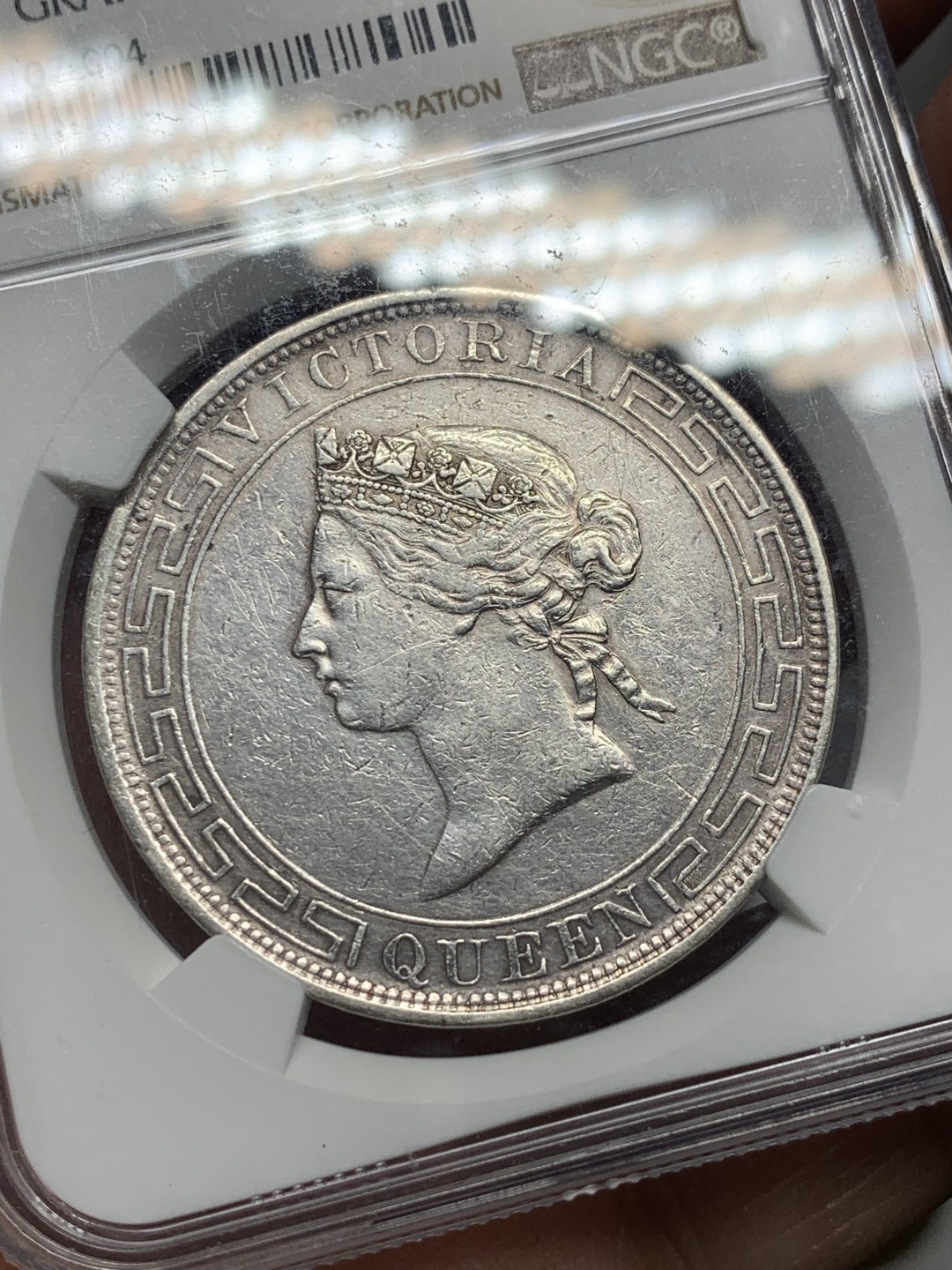 《竞宝斋》第129场-元旦精品特拍 (全场顺丰包邮) NGC-AU 香港 1867年 壹圆  维多利亚 银币 壹圆稀少，严评，很美，能上AU级的币廖廖无几，市场价超过两万元，不要错过了