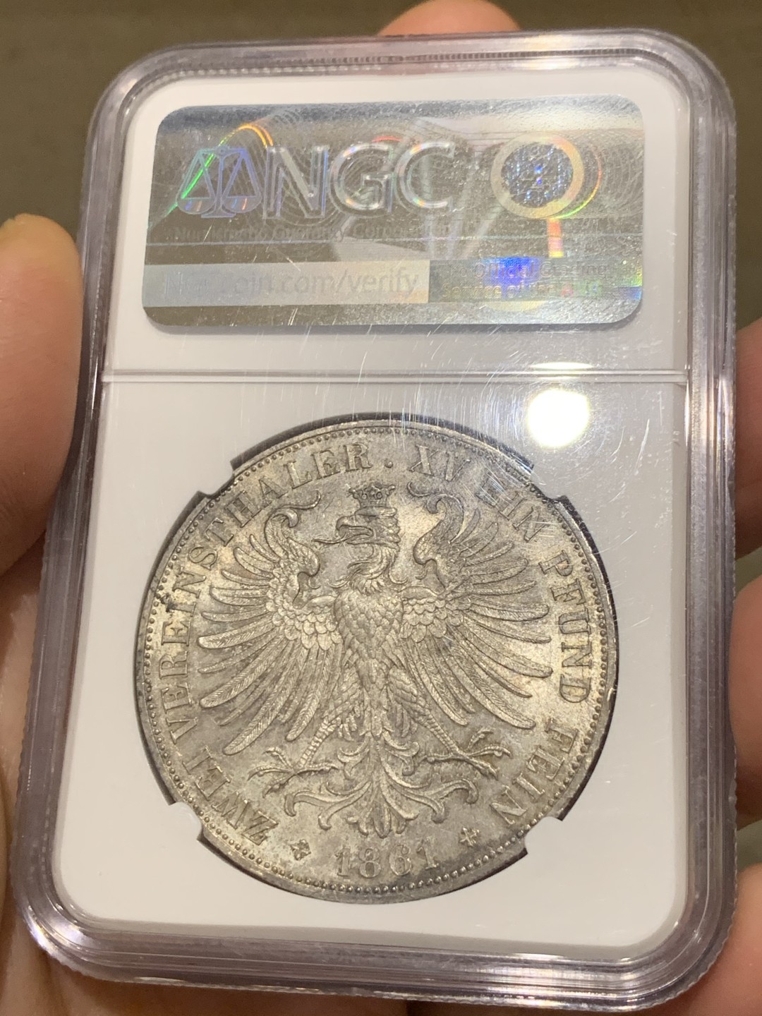 《竞宝斋》第129场-元旦精品特拍 (全场顺丰包邮) NGC MS63 德国1861法兰克福少女2泰勒银币 热门品种人人都想要的上手感觉十分足！灰色的欧洲极致包浆