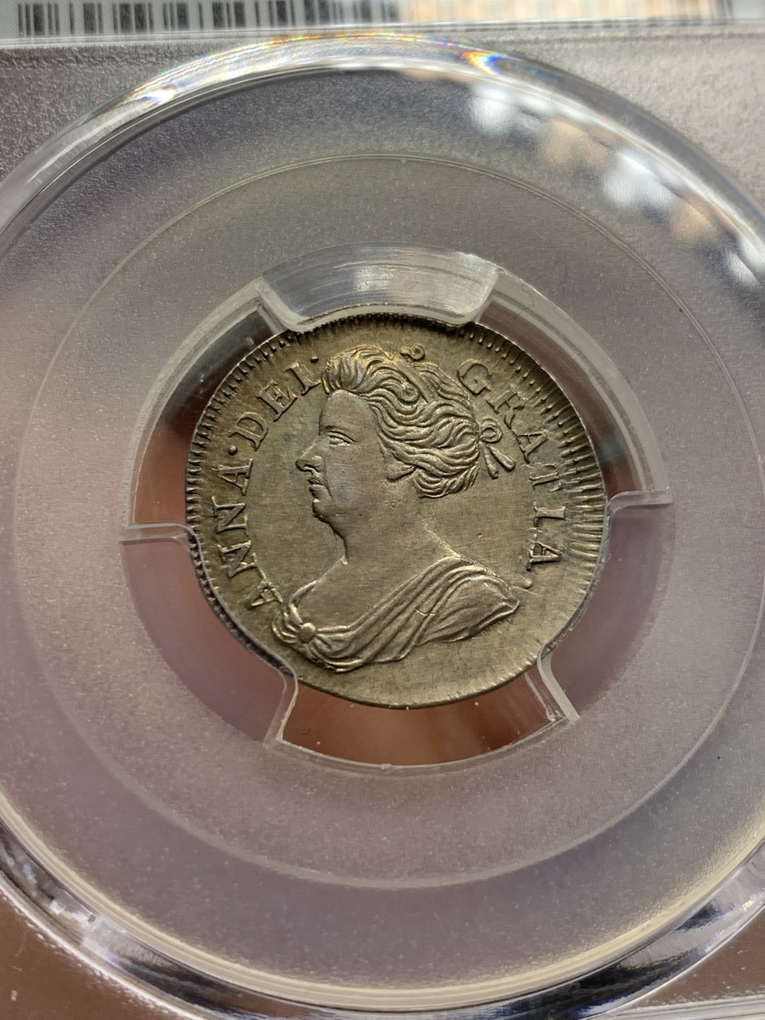 《竞宝斋》第129场-元旦精品特拍 (全场顺丰包邮) PCGS 1713年 英国1713 安妮女王濯足币  安妮女王时期任何AU以上品相的钱币都是非常稀少的存在