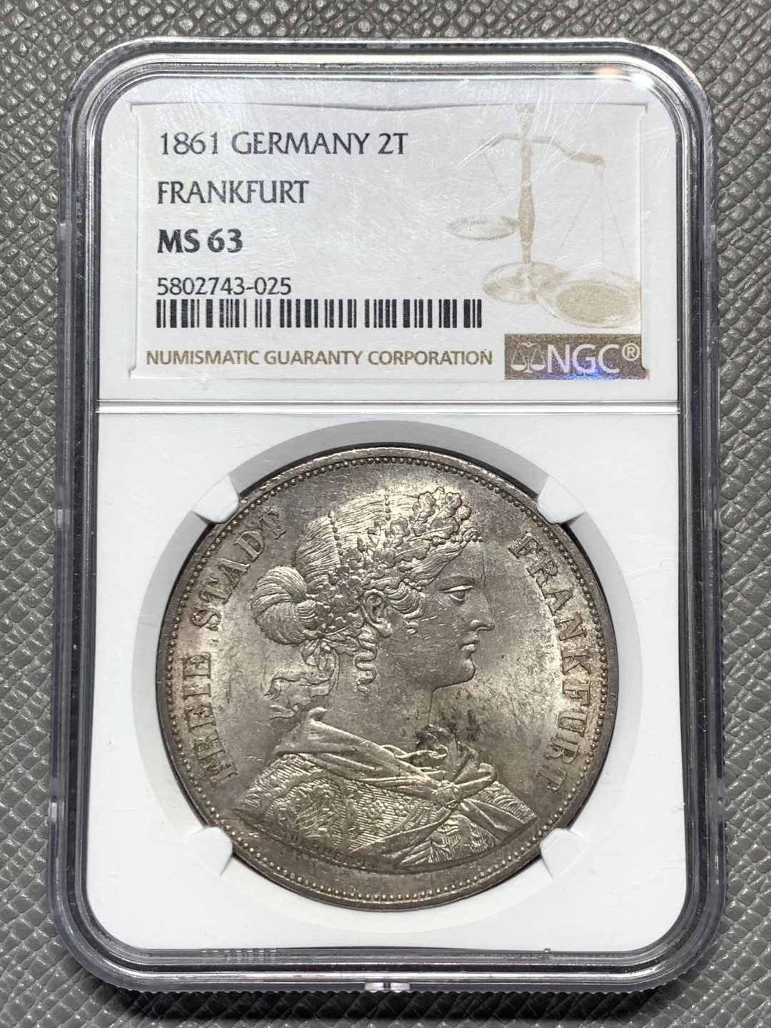 《竞宝斋》第129场-元旦精品特拍 (全场顺丰包邮) NGC MS63 德国1861法兰克福少女2泰勒银币 热门品种人人都想要的上手感觉十分足！灰色的欧洲极致包浆