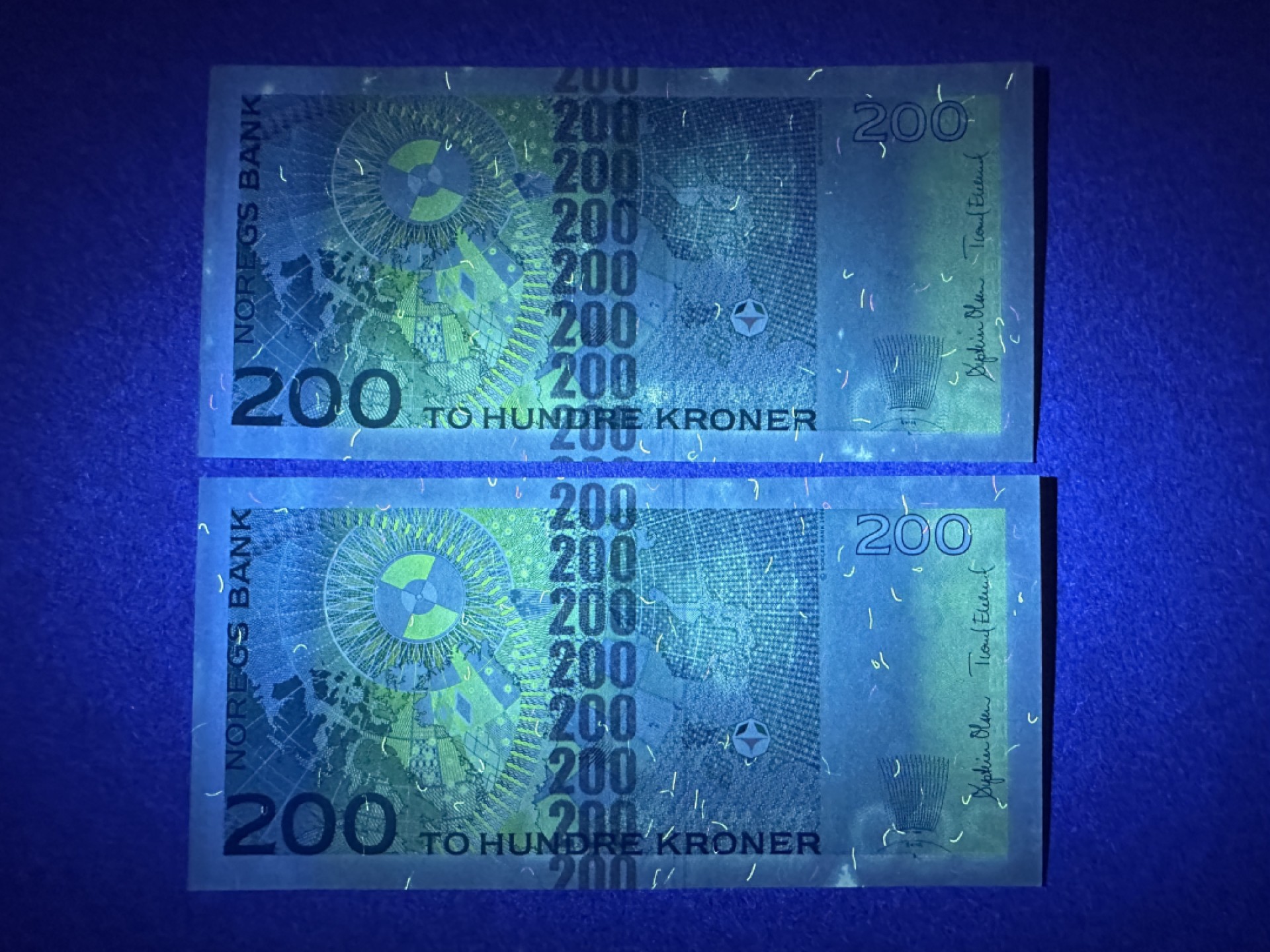 《张总收藏》85期——外币精品 挪威200克朗 UNC 连号2张 2014年版本 边缘荧光