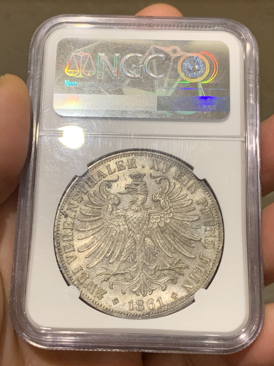 《竞宝斋》第129场-元旦精品特拍 (全场顺丰包邮) NGC MS63 德国1861法兰克福少女2泰勒银币 热门品种人人都想要的上手感觉十分足！灰色的欧洲极致包浆