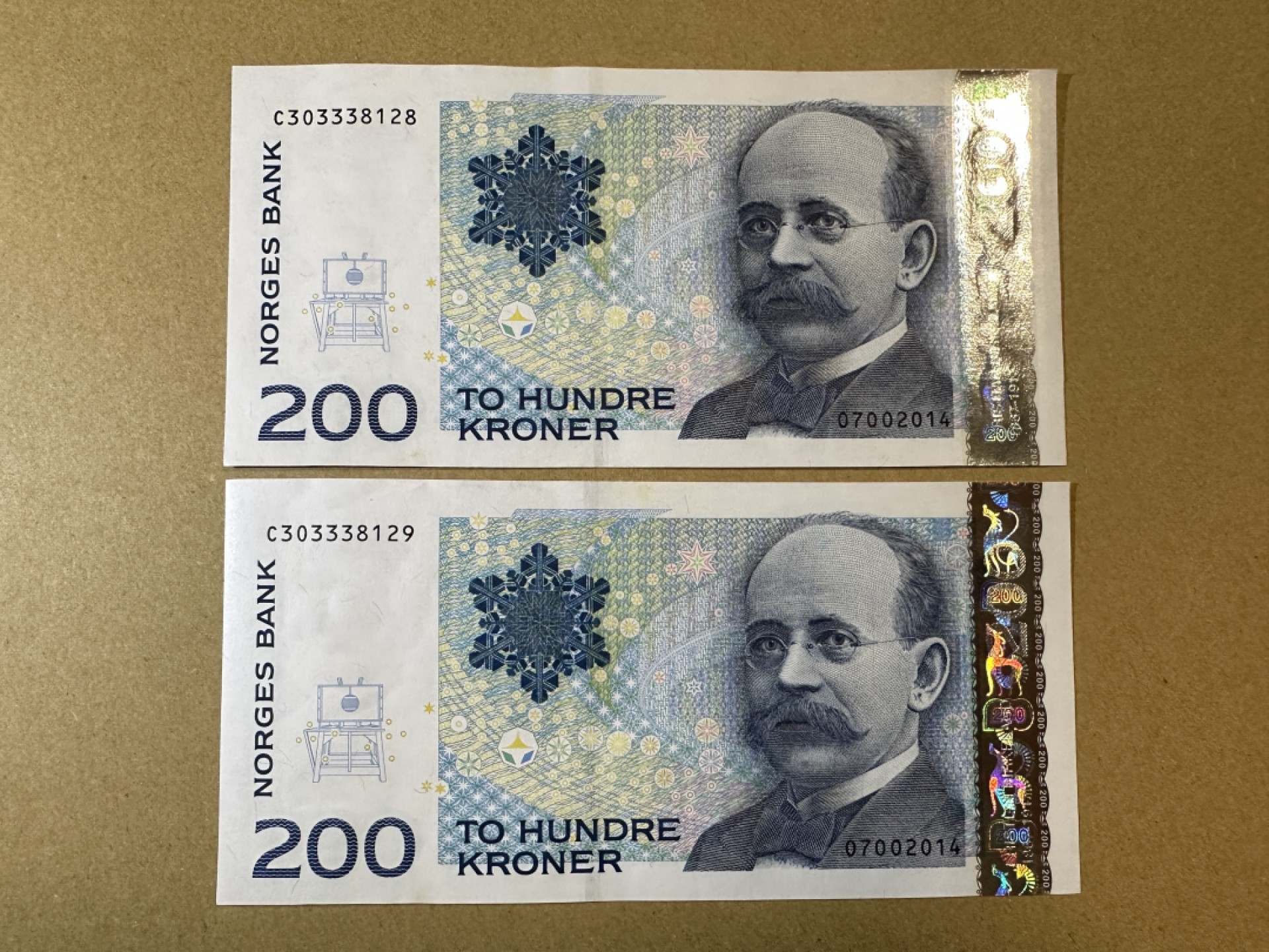 《张总收藏》85期——外币精品 挪威200克朗 UNC 连号2张 2014年版本 边缘荧光