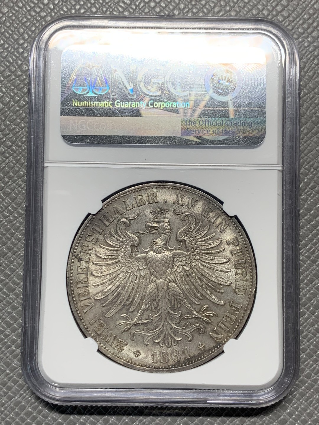 《竞宝斋》第129场-元旦精品特拍 (全场顺丰包邮) NGC MS63 德国1861法兰克福少女2泰勒银币 热门品种人人都想要的上手感觉十分足！灰色的欧洲极致包浆