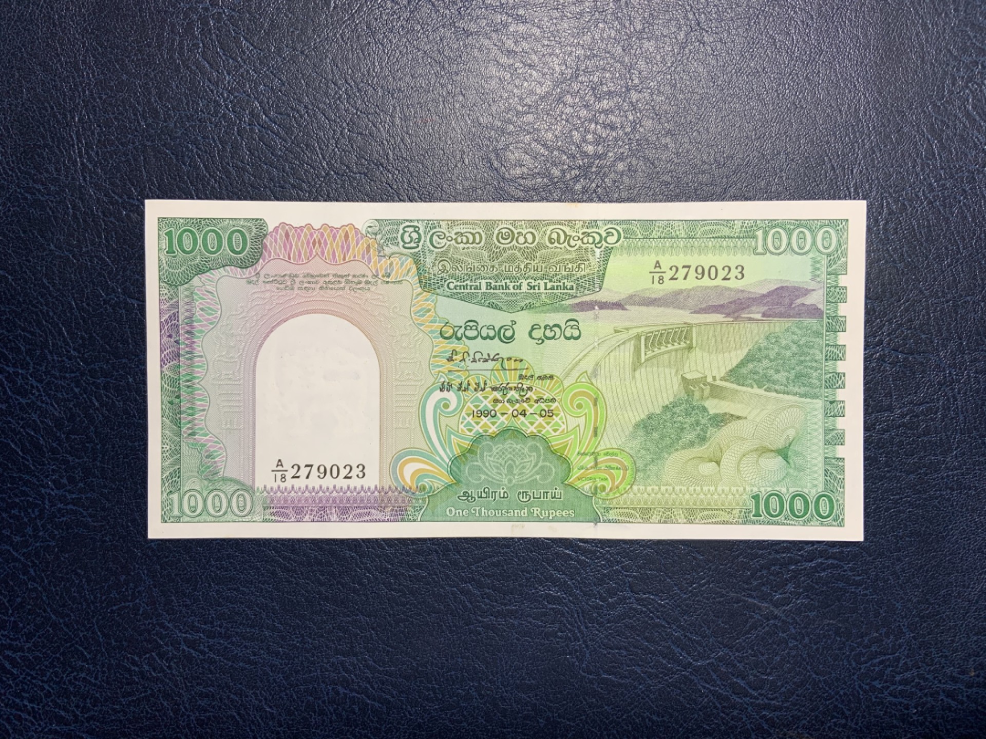 收藏联盟Quantum Auction 第222期拍卖 斯里兰卡1990年1000卢比 品相UNC- 边缘轻微黄点 荧光孔雀王