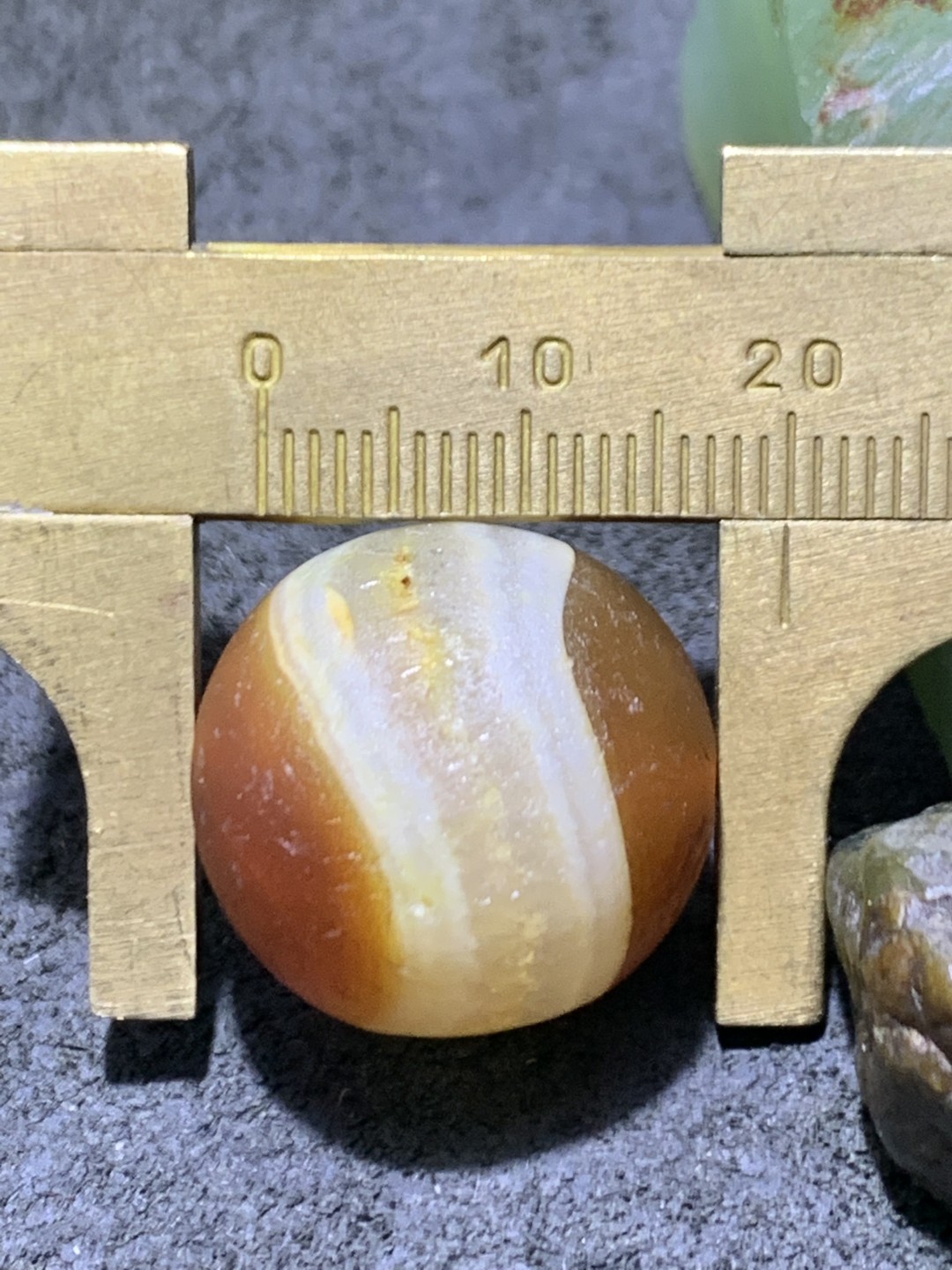 高玉化风化纹玛瑙晶洞2.0随形珠一颗，