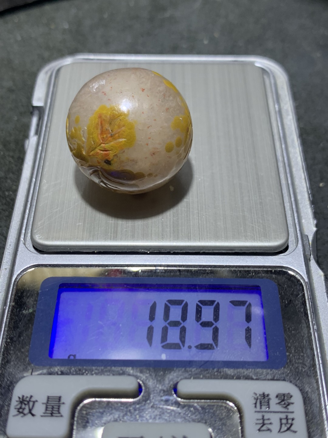 精美冰飘亚光战国红玛瑙巧雕树叶随形圆珠一个，寓意，大业有成，