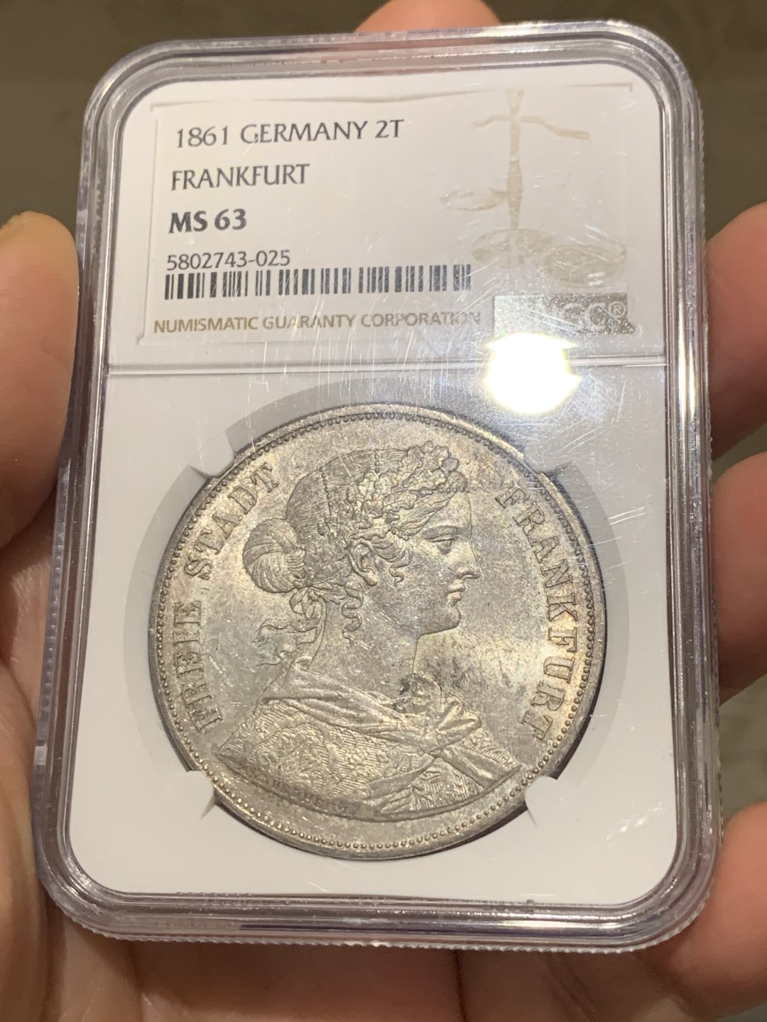 《竞宝斋》第129场-元旦精品特拍 (全场顺丰包邮) NGC MS63 德国1861法兰克福少女2泰勒银币 热门品种人人都想要的上手感觉十分足！灰色的欧洲极致包浆