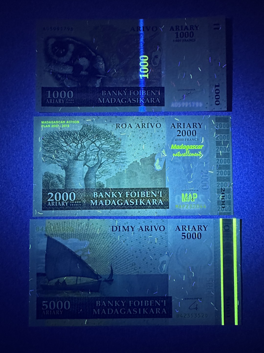 《张总收藏》85期——外币精品 马达加斯加1000、2000、5000元3张 UNC