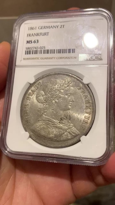 《竞宝斋》第129场-元旦精品特拍 (全场顺丰包邮) NGC MS63 德国1861法兰克福少女2泰勒银币 热门品种人人都想要的上手感觉十分足！灰色的欧洲极致包浆