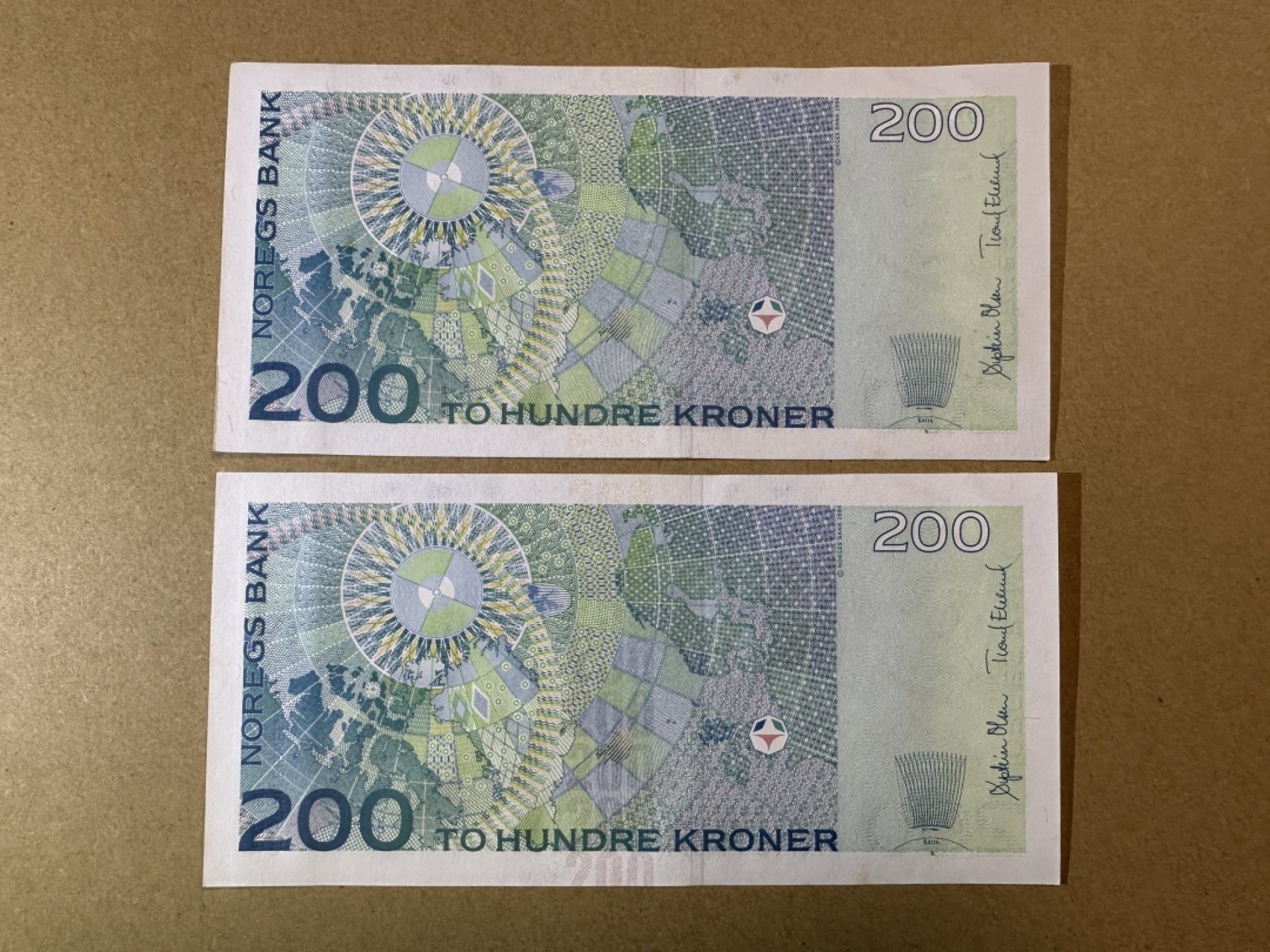 《张总收藏》85期——外币精品 挪威200克朗 UNC 连号2张 2014年版本 边缘荧光