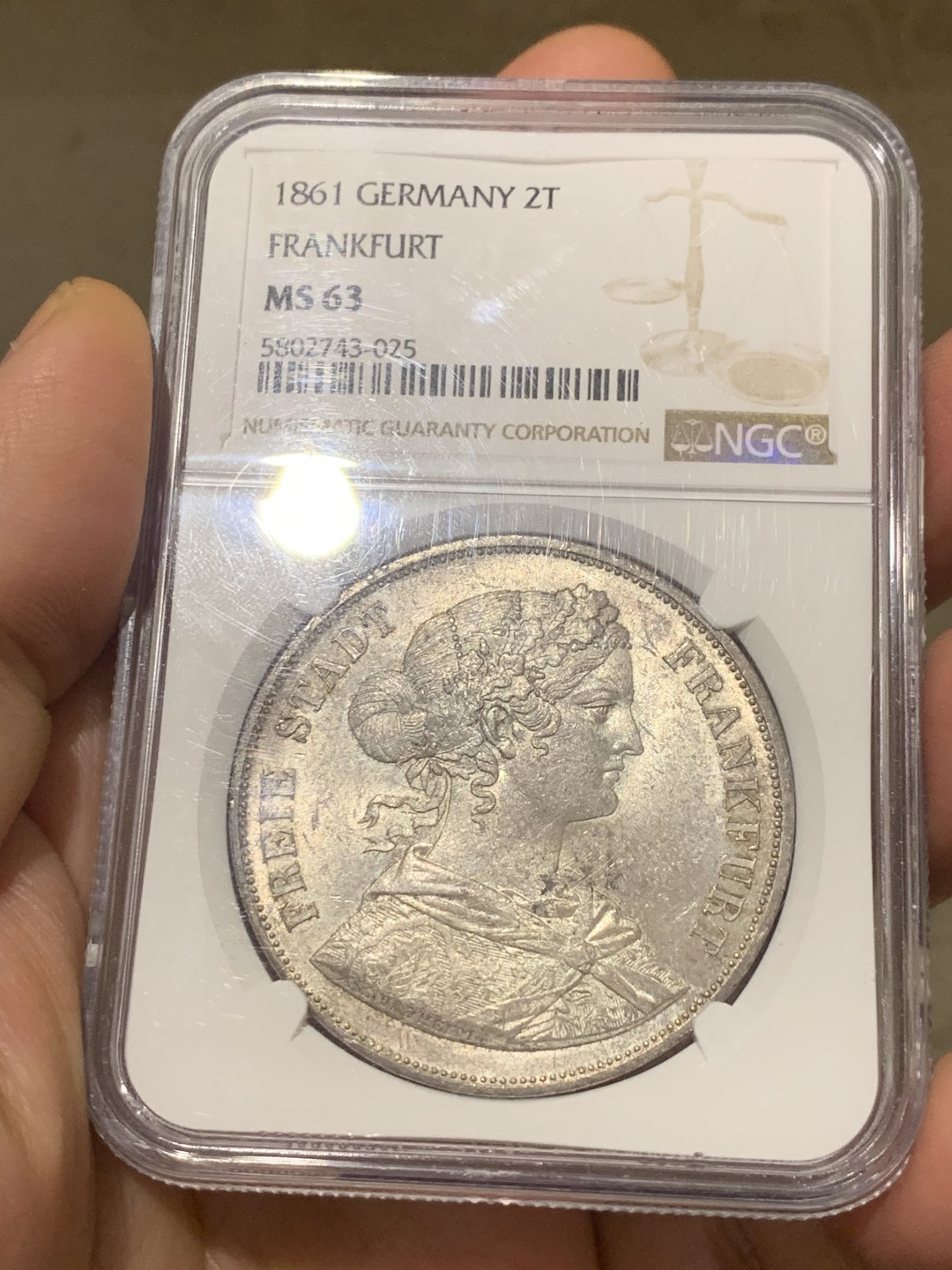 《竞宝斋》第129场-元旦精品特拍 (全场顺丰包邮) NGC MS63 德国1861法兰克福少女2泰勒银币 热门品种人人都想要的上手感觉十分足！灰色的欧洲极致包浆