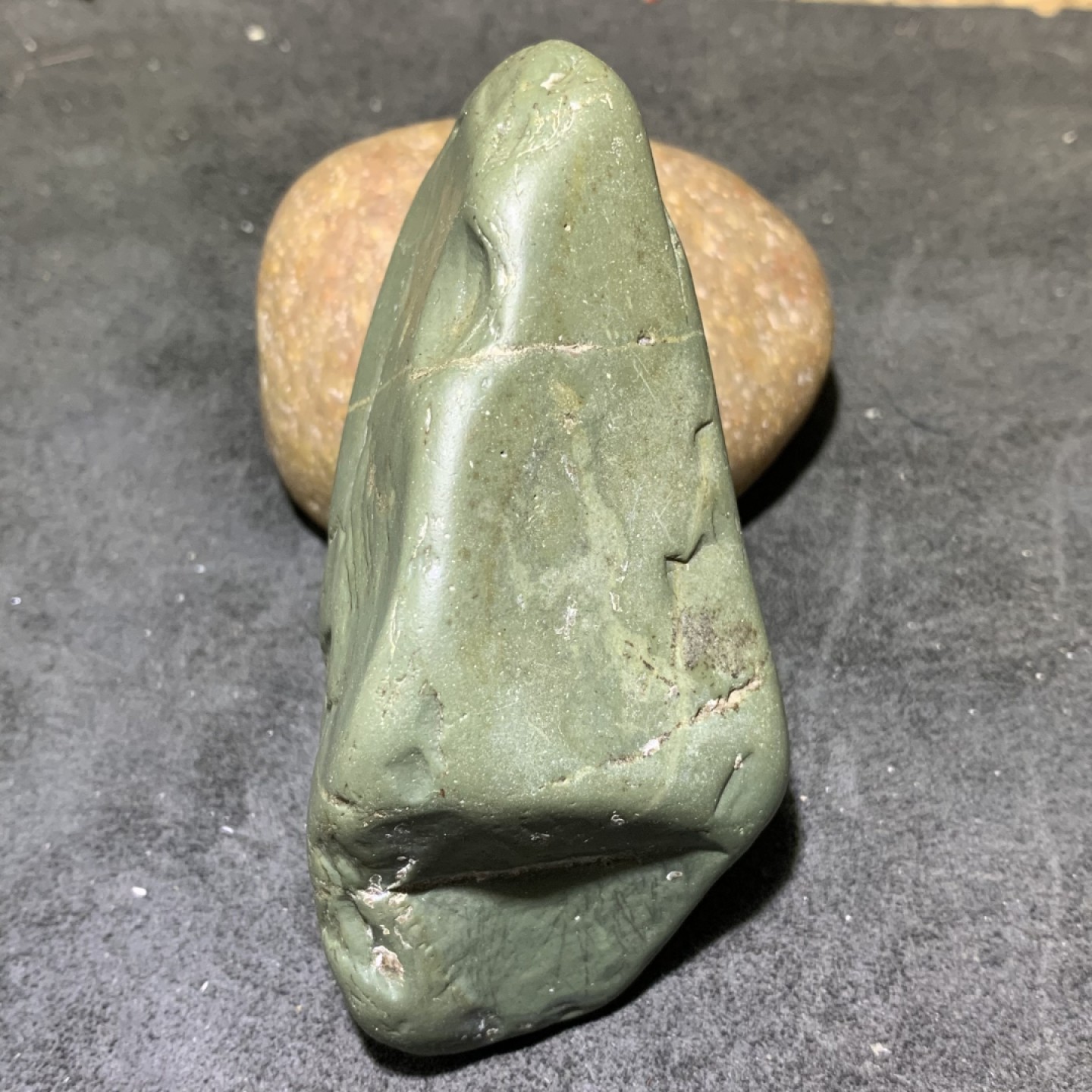 精美新疆绿泥石原石把件（镇纸，摆件） 一块，