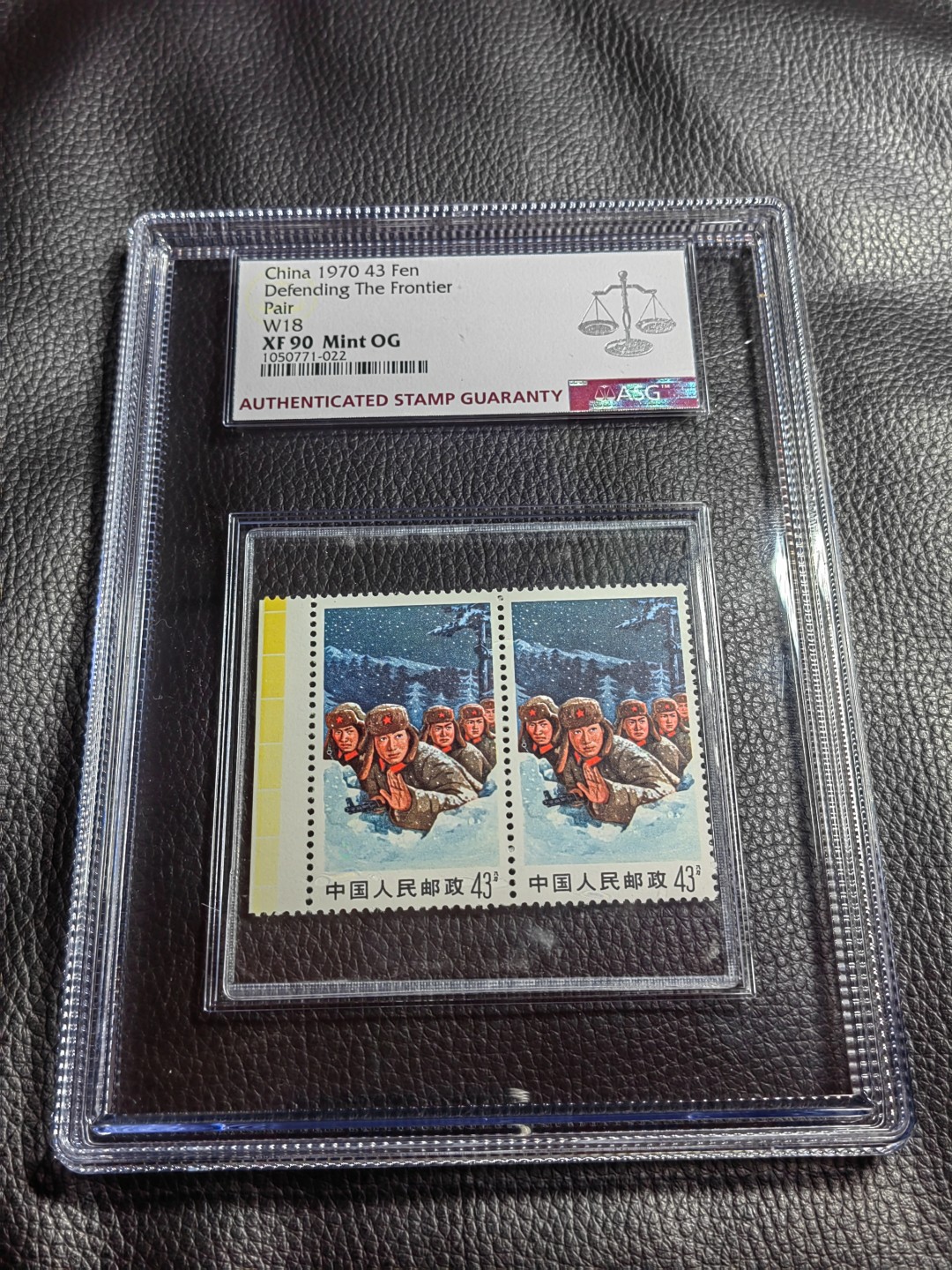 洪涛臻品批发群  精选邮票限时拍卖第一百三十一期 文18  43分卧雪2连 满黄色标  ASG90 OG高分，大盒内衬，可做摆件，非常漂亮，色标文革三俗稀缺货，喜欢不要错过