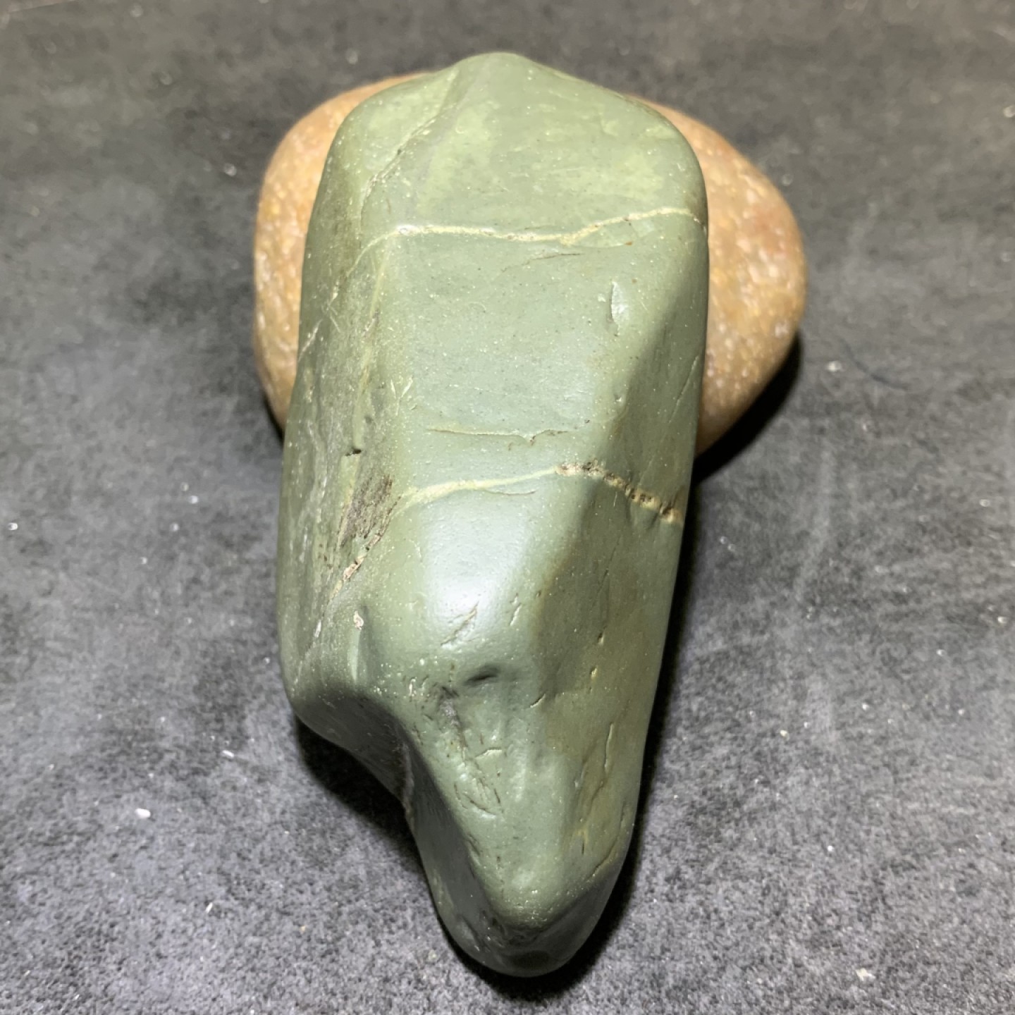 精美新疆绿泥石原石把件（镇纸，摆件） 一块，