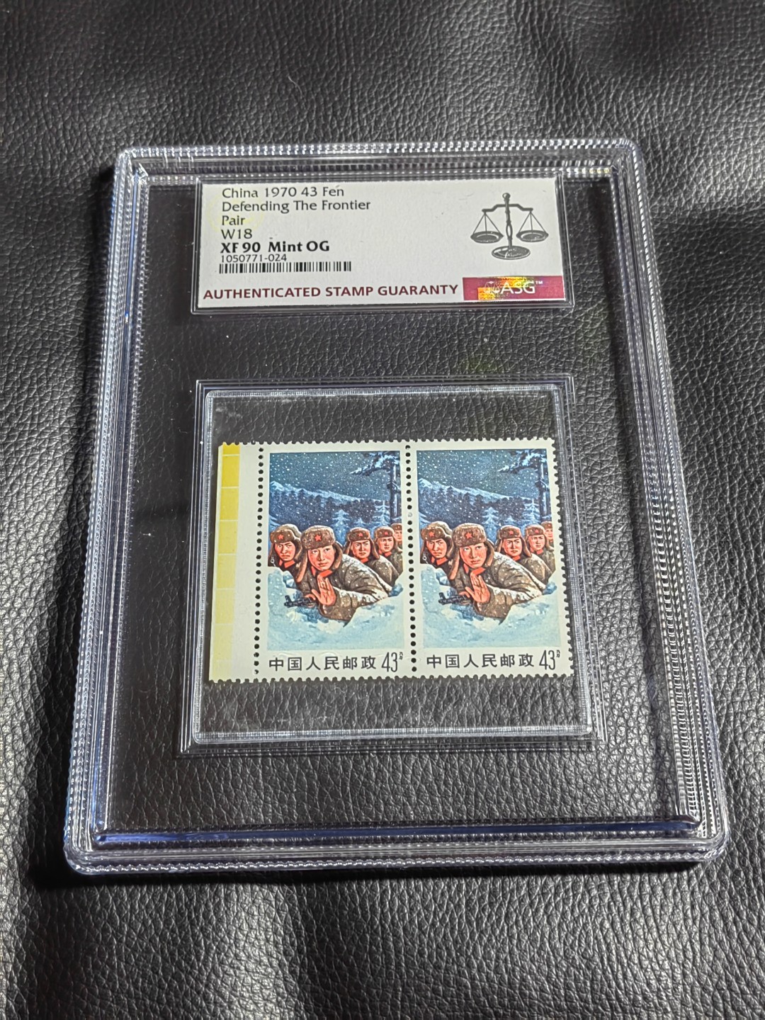 洪涛臻品批发群  精选邮票限时拍卖第一百三十期 文18  43分卧雪2连 纯黄色标  ASG90 OG高分，大盒内衬，可做摆件，非常漂亮，色标文革三俗稀缺货，喜欢不要错过