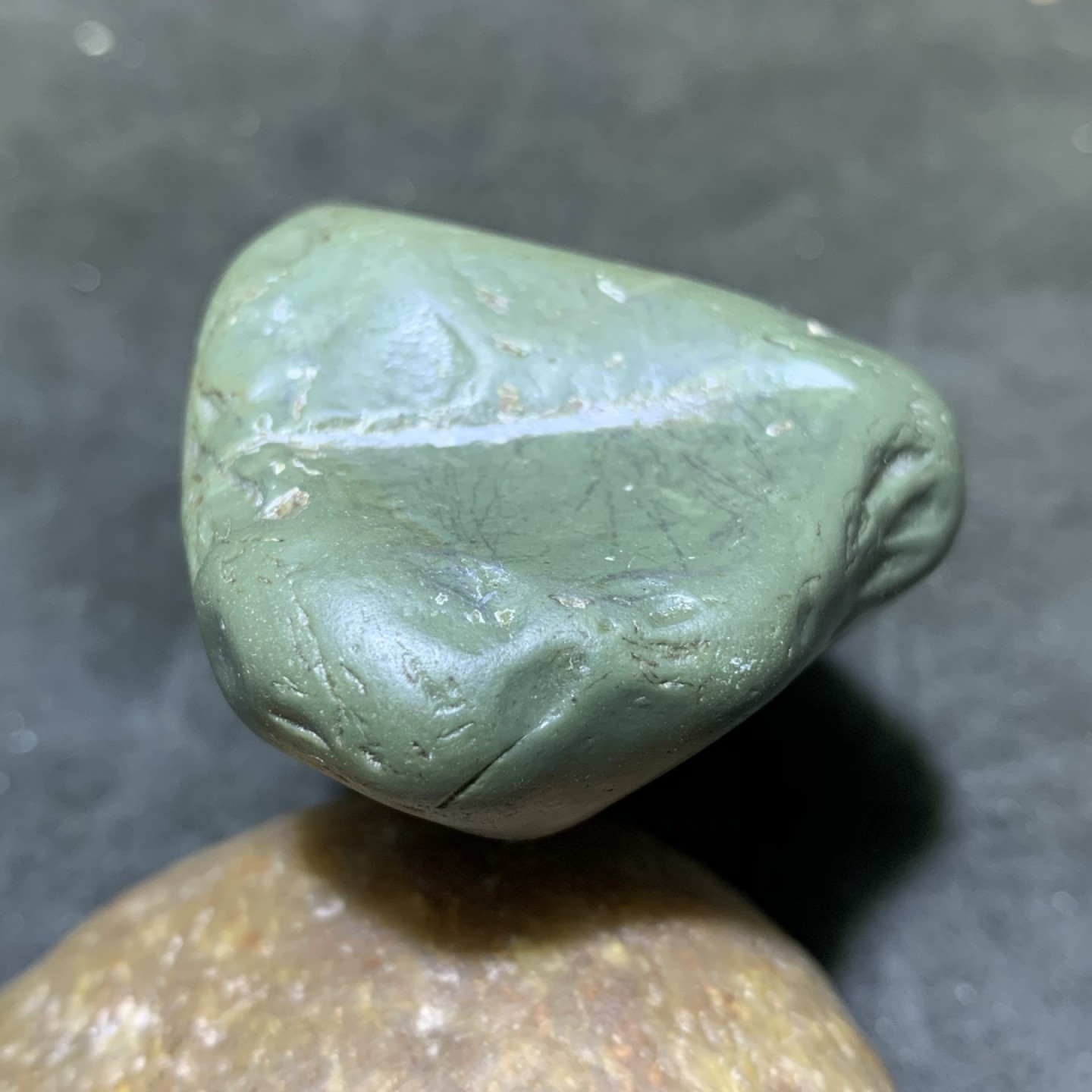 精美新疆绿泥石原石把件（镇纸，摆件） 一块，