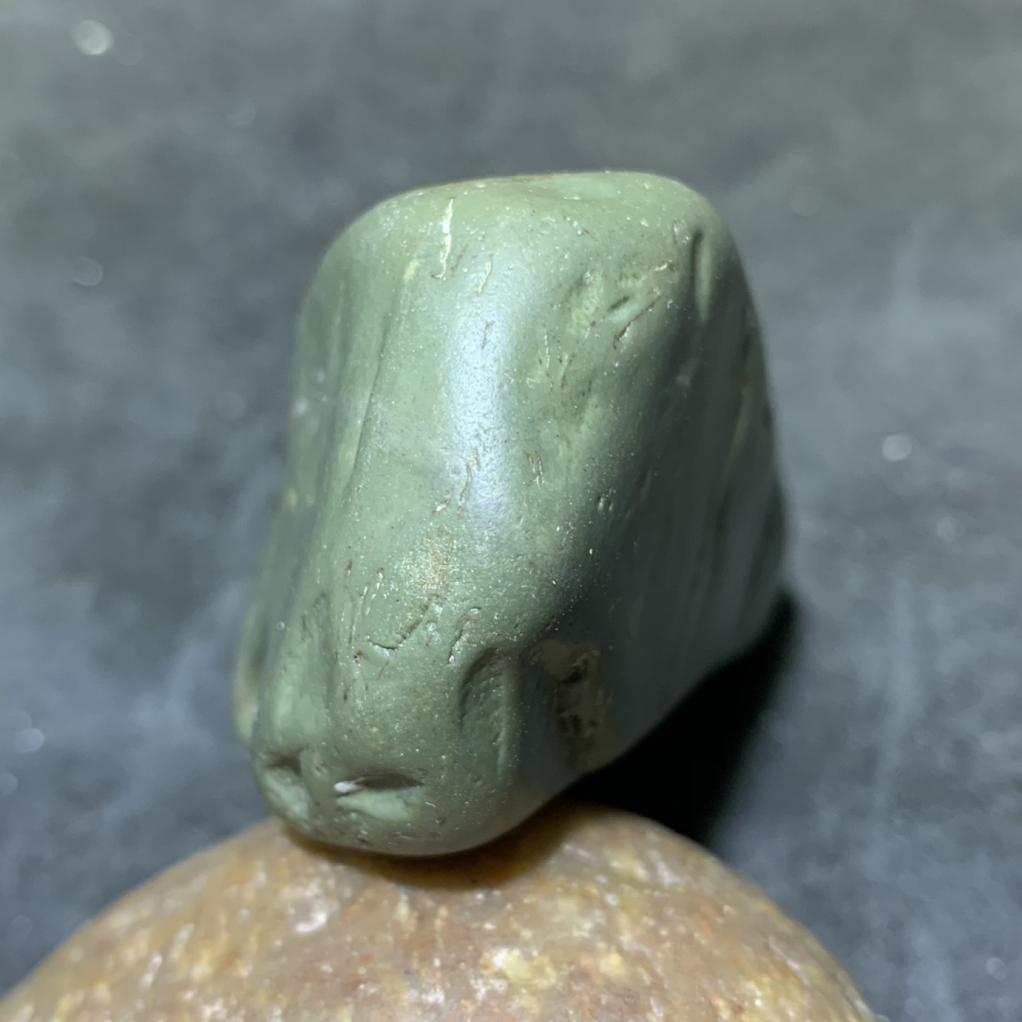 精美新疆绿泥石原石把件（镇纸，摆件） 一块，