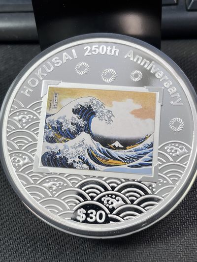 【海宁潮】拍卖第五十五期元旦快乐哟 - 【海寧潮】图瓦卢2010年名画神奈川冲浪里1公斤彩色纪念大银币，999银，带摆件，带玻璃展示柜银价5300左右了，原价一万多
