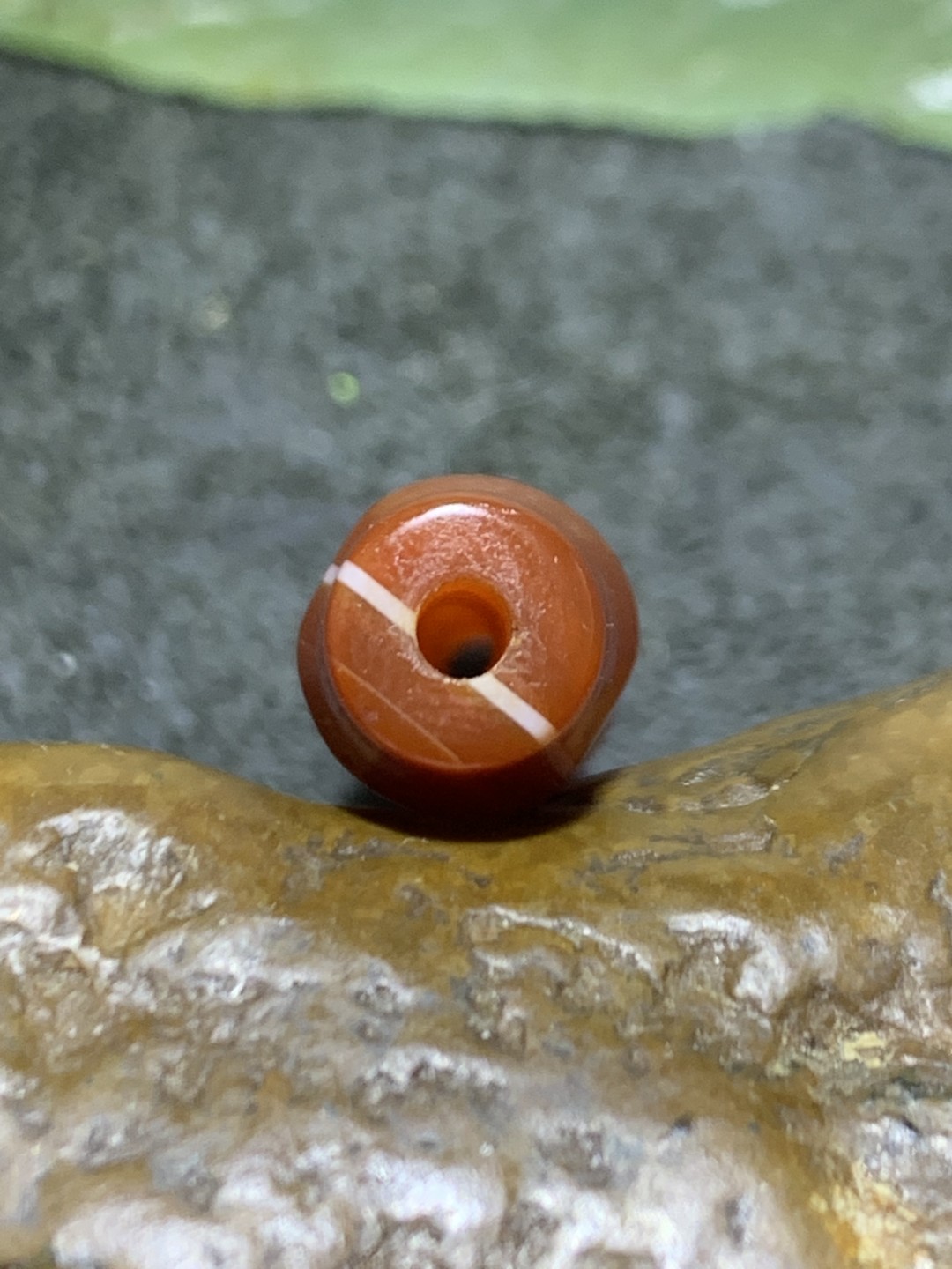 缠丝玛瑙竹节随形桶珠一颗