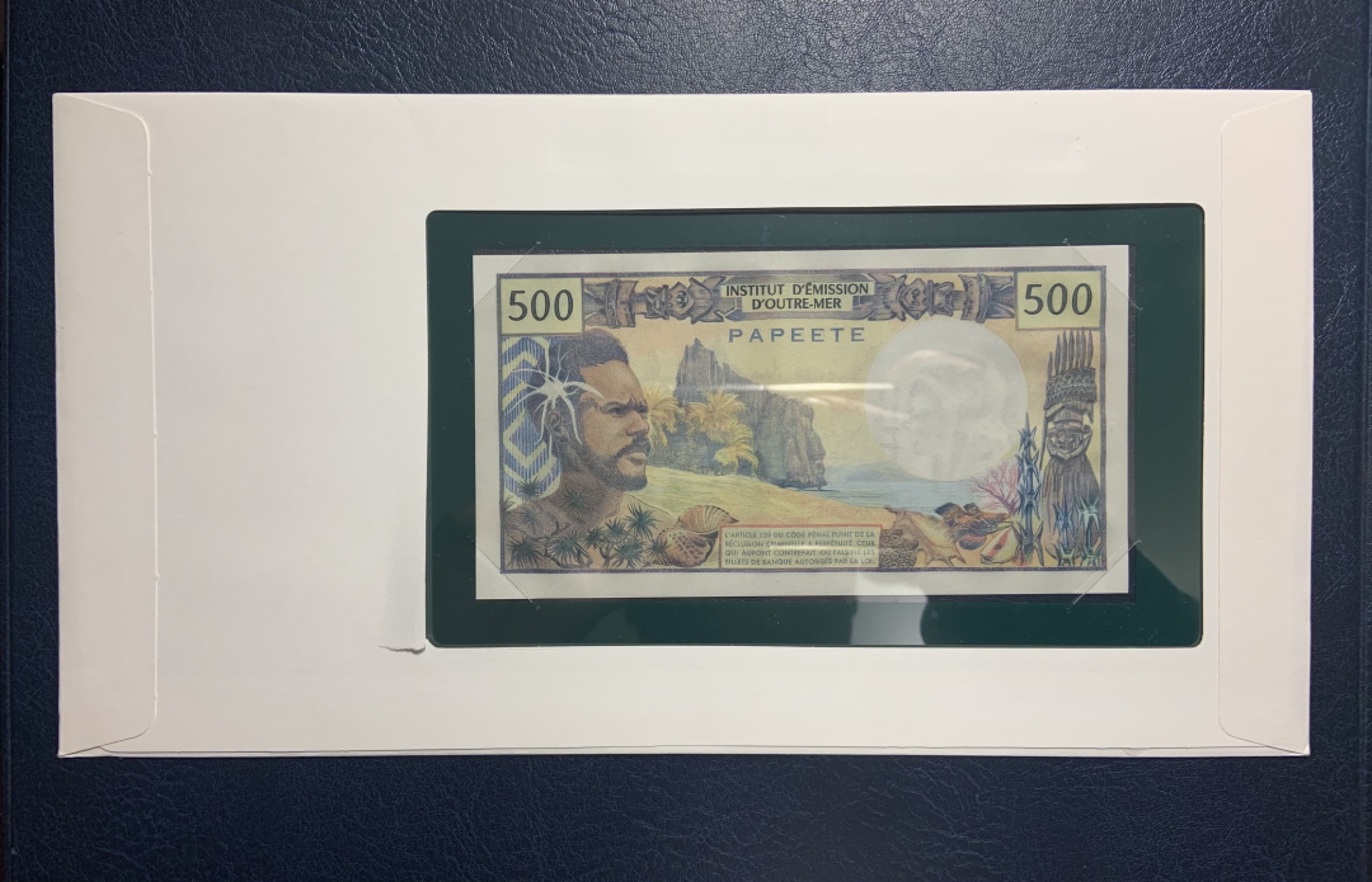 收藏联盟Quantum Auction 第222期拍卖 法属大溪地1982年500法郎富兰克林邮币封 品相UNC 早期双面雕刻信封背面左下角轻微撕裂