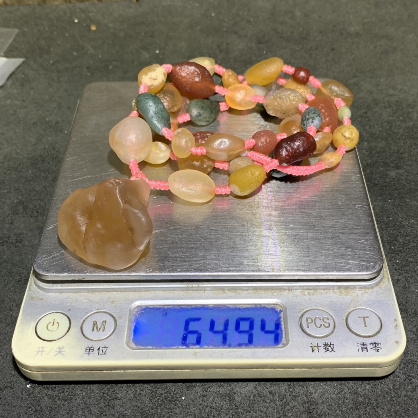精美天然阿拉善彩珠玛瑙项链一条，