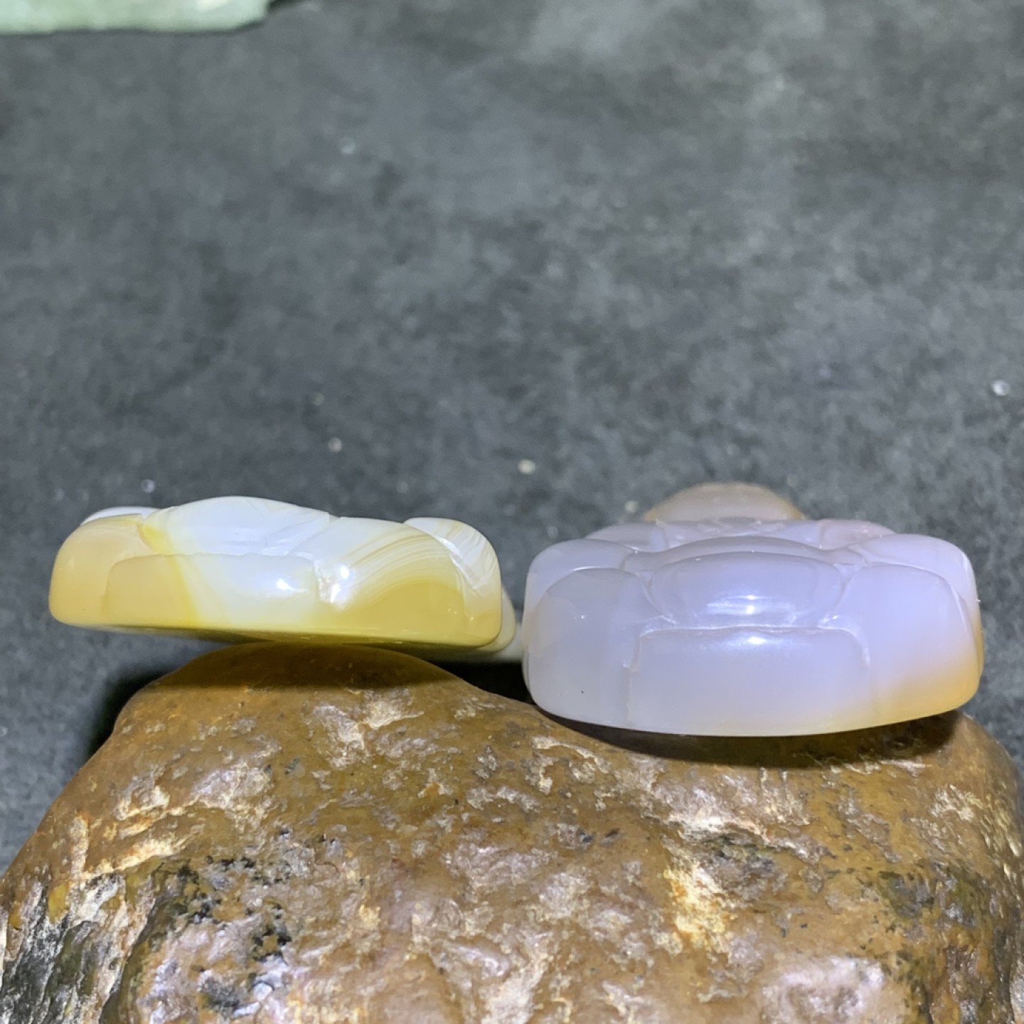 通货高玉化糖料玛瑙雕刻观音一对，