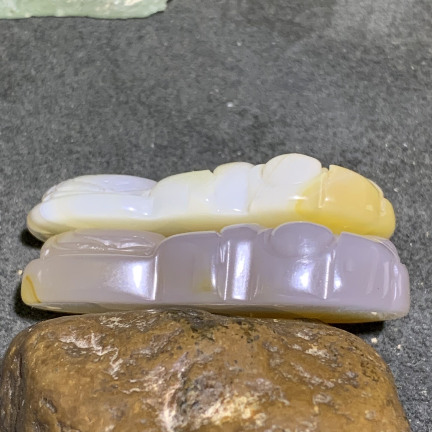 通货高玉化糖料玛瑙雕刻观音一对，