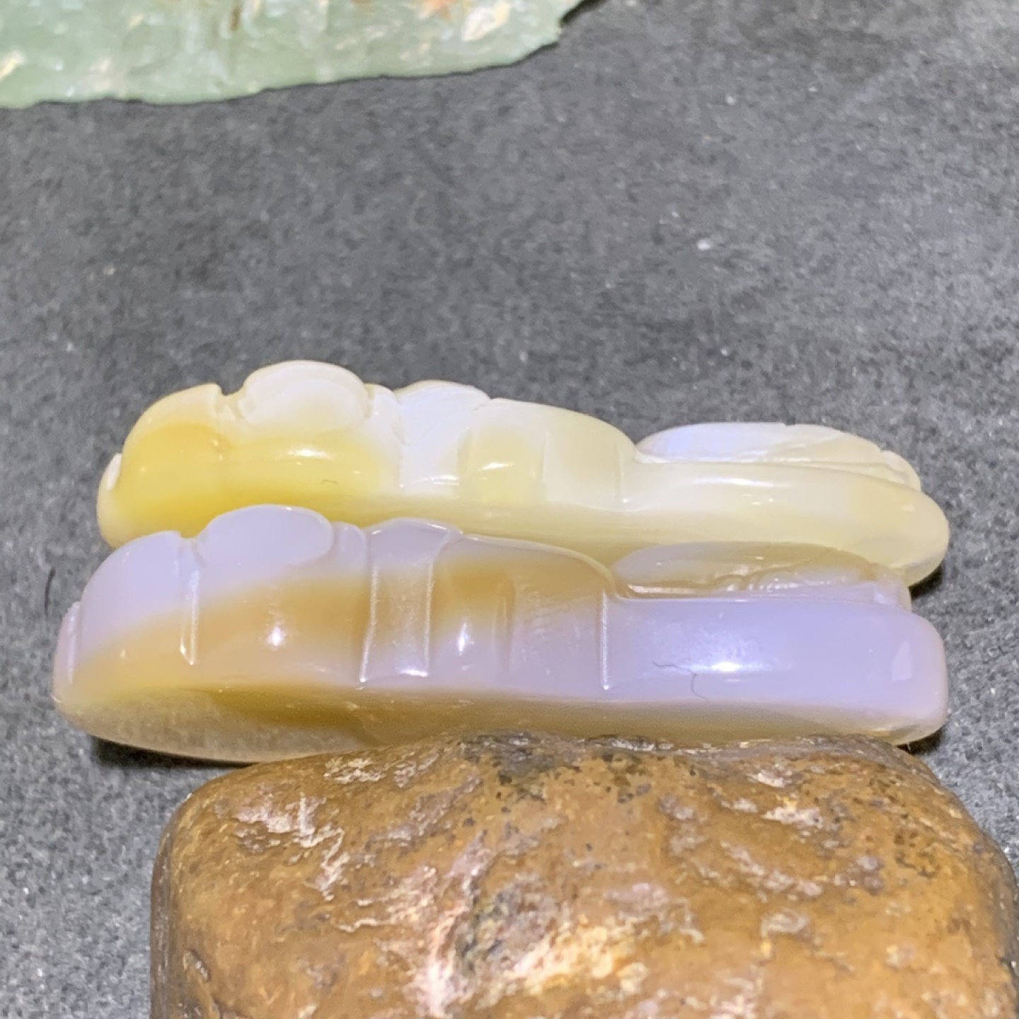 通货高玉化糖料玛瑙雕刻观音一对，