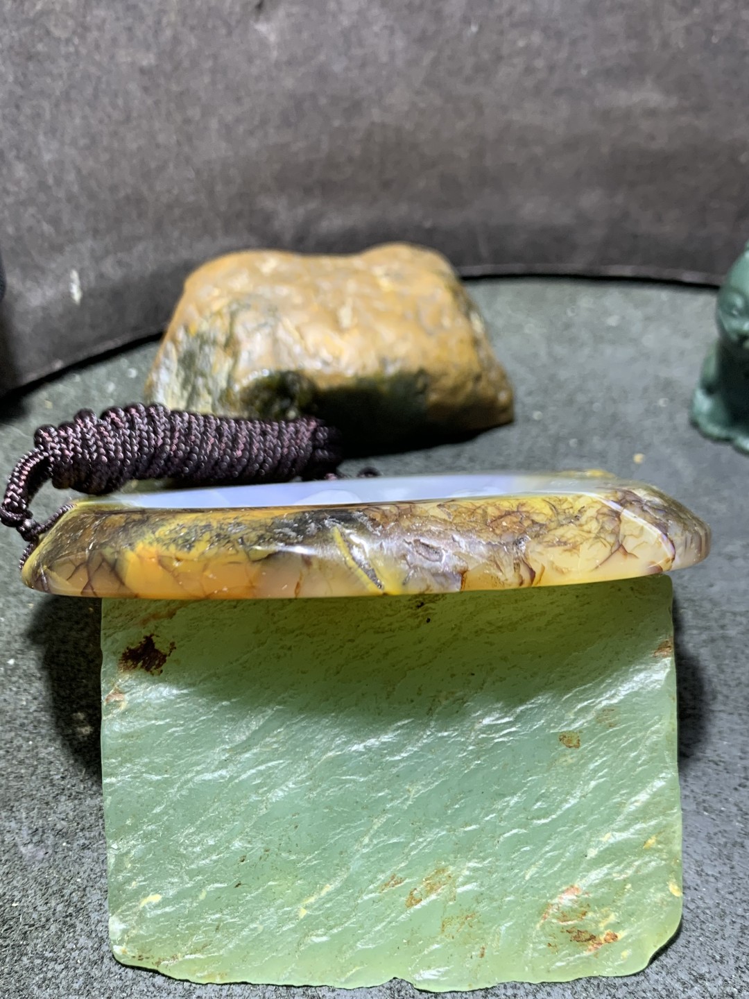 重器天然马达加斯加原皮玛瑙雕刻龟鹤延年牌一块，