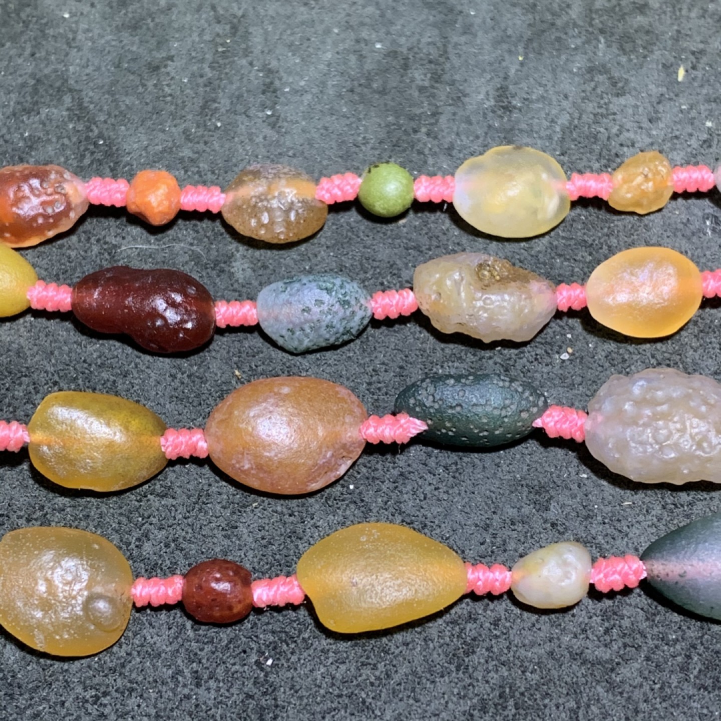 精美天然阿拉善彩珠玛瑙项链一条，