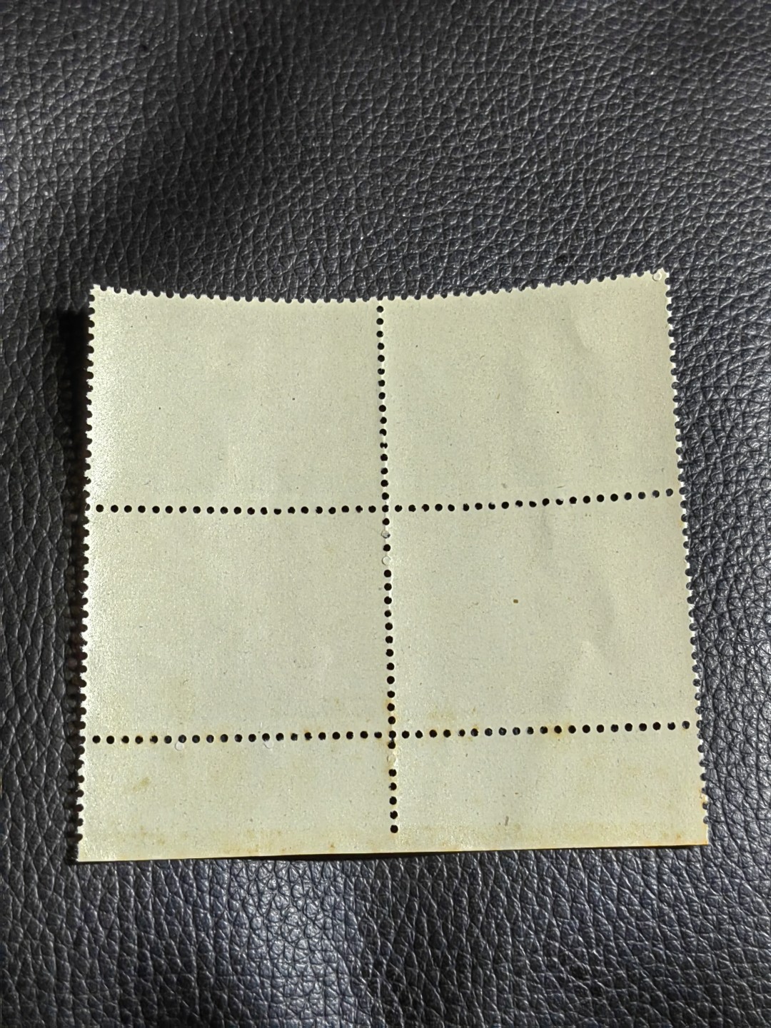 洪涛臻品批发群  精选邮票限时拍卖第一百三十三期 纪97大古巴  6-1四方连，盖销  中心戳  轻微软折，下面两枚边缘发黄如图  老纪特经典高价票，喜欢不要错过