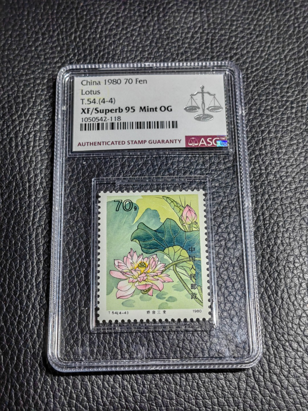 洪涛臻品批发群  精选邮票限时拍卖第一百三十四期 T54荷花★总筋★4-4  新  ASG95冠军分OG  版撕绝中绝，最严格时期出分，荷花★裸票★一套400元左右，总筋一枚就要300大几，可见总筋的分量，拥有这一枚几乎等于拥有这一套，喜欢不要错过