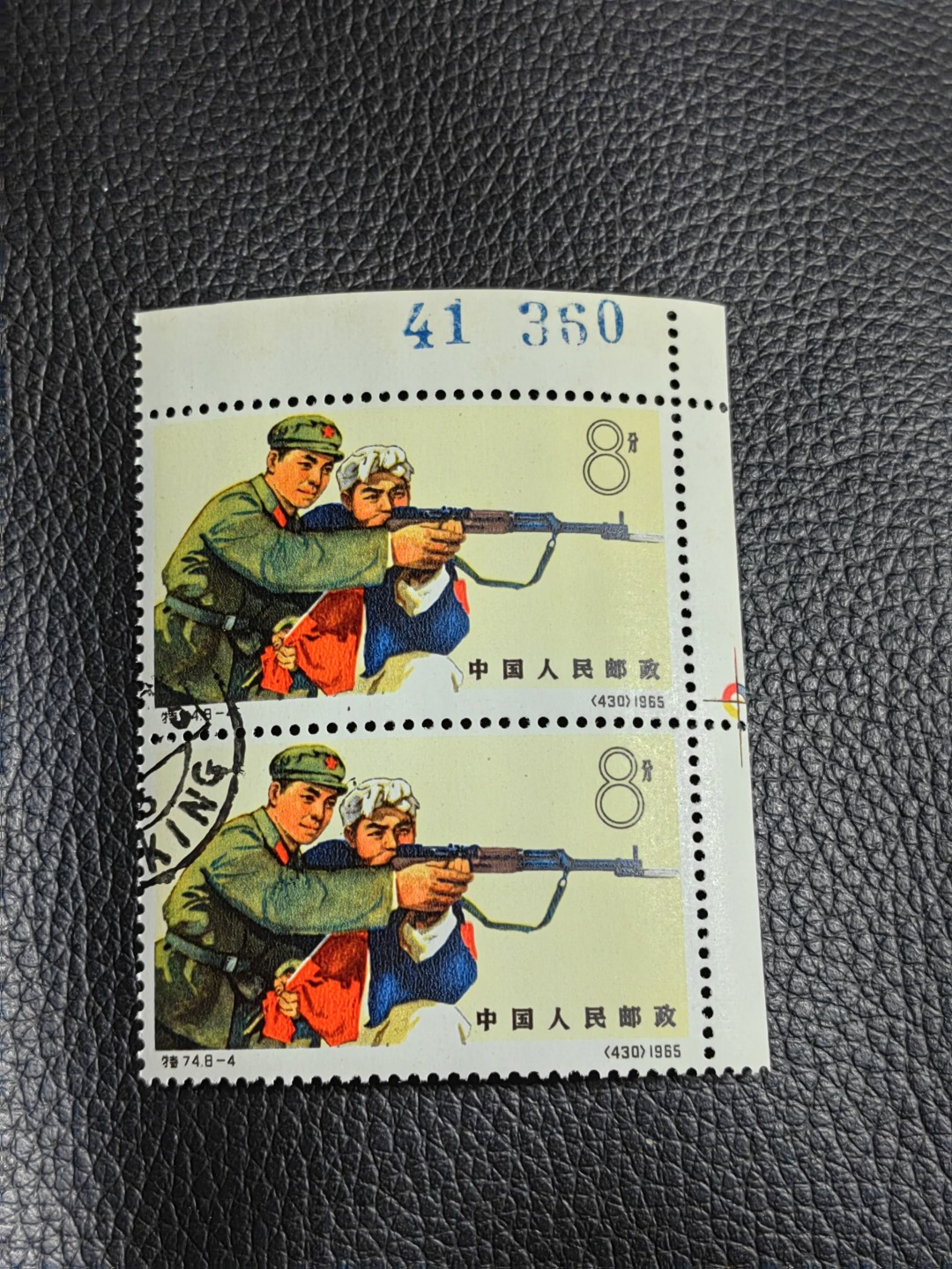 洪涛臻品批发群  精选邮票限时拍卖第一百三十三期 热门品种，特74解放军  色标➕数字2连一组，  盖销 ★完美品相，收藏首选★  老纪特三俗稀缺，经典热门票，版撕全品嘎嘎绝，面艳胶白，撕口新，适合收藏，喜欢不要错过，全品可评级《ASG评级处于初级阶段，趁便宜囤精品版撕票，后市不可估量》(图3盖销全品价格做参考)