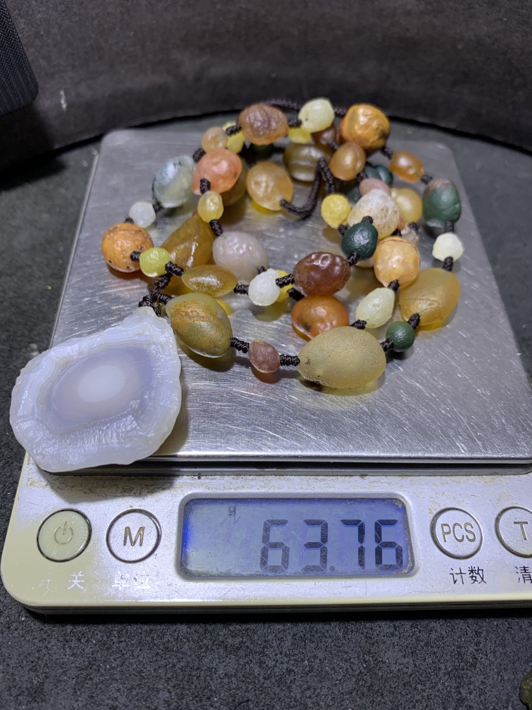 精美戈壁彩珠玛瑙原石项链一条，