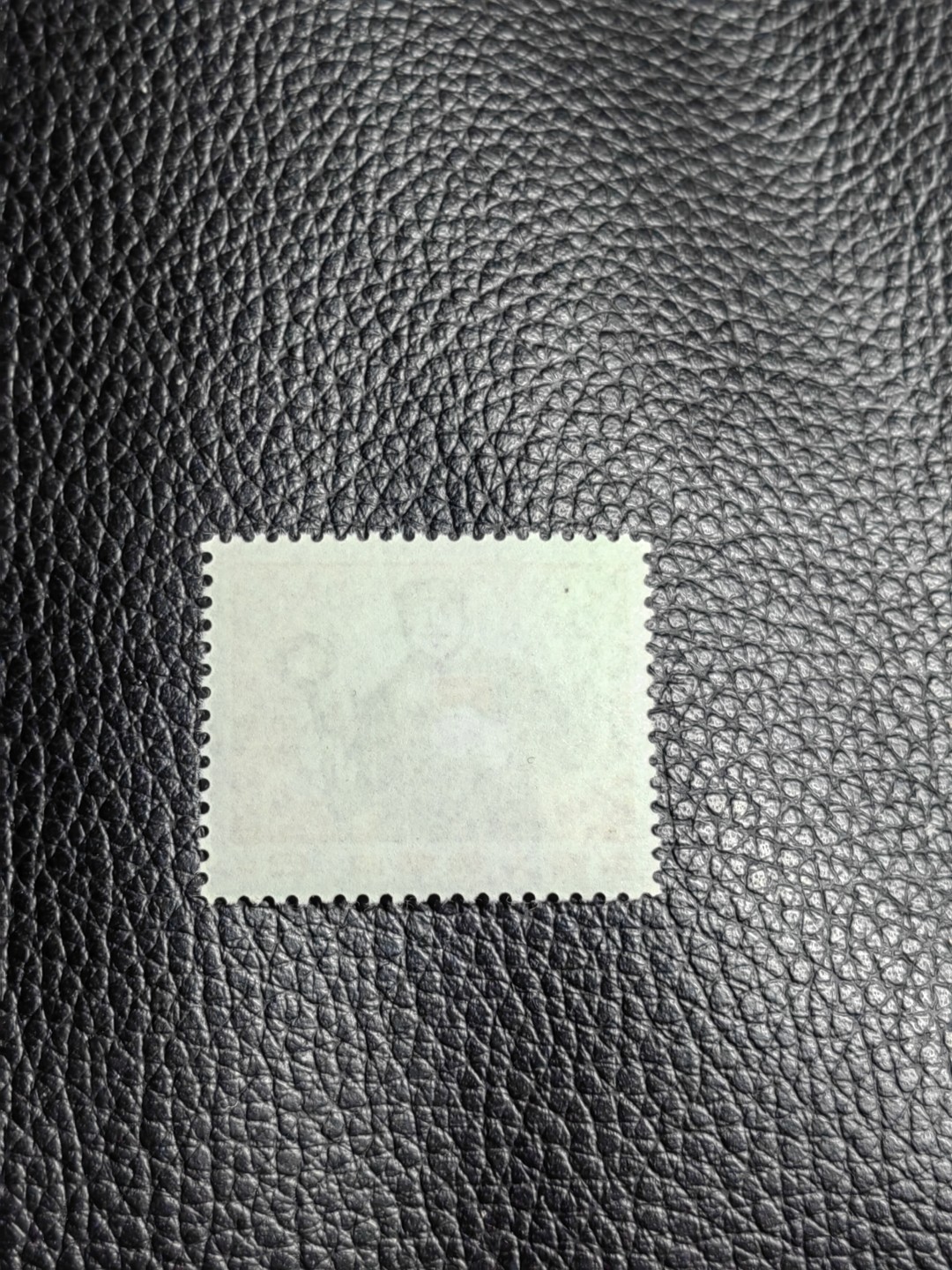 洪涛臻品批发群  精选邮票限时拍卖第一百四十期 ★组外品★普无号 11.5°细齿 工人裸票一枚，普通票下边16个齿，细齿组外品19个齿，存世量少，全品可评级，喜欢不要错过