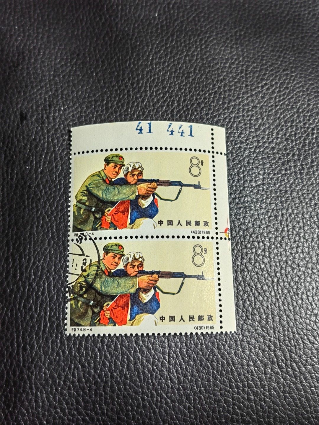 洪涛臻品批发群  精选邮票限时拍卖第一百三十四期 热门品种，特74解放军  色标➕数字2连一组，  盖销 ★完美品相，收藏首选★  老纪特三俗稀缺，经典热门票，版撕全品嘎嘎绝，面艳胶白，撕口新，适合收藏，喜欢不要错过，全品可评级《ASG评级处于初级阶段，趁便宜囤精品版撕票，后市不可估量》(图3盖销全品价格做参考)