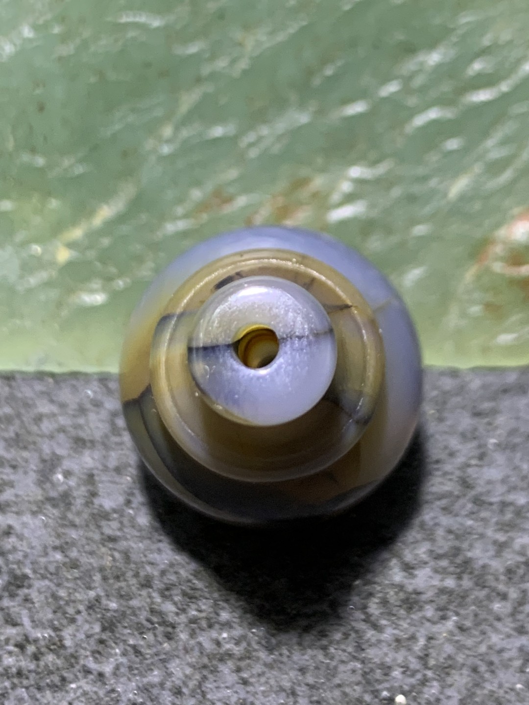精美龟裂纹九眼页岩一体佛头三通一颗！