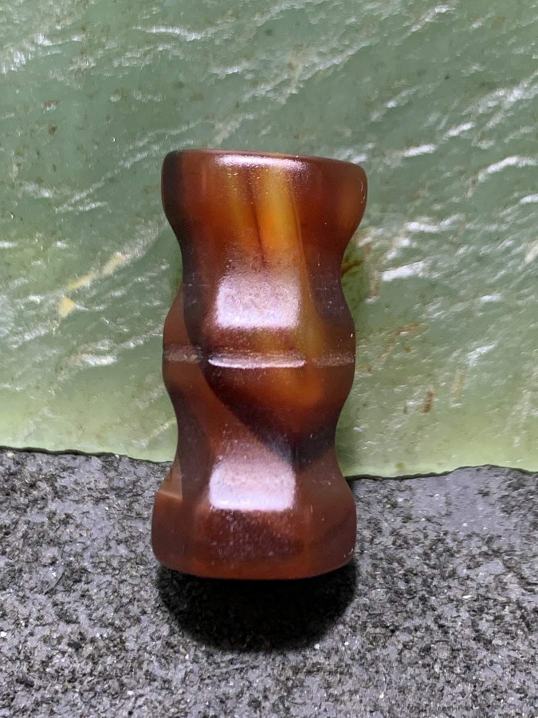精美亚光高玉化酒红色玛瑙六棱桶珠一颗，