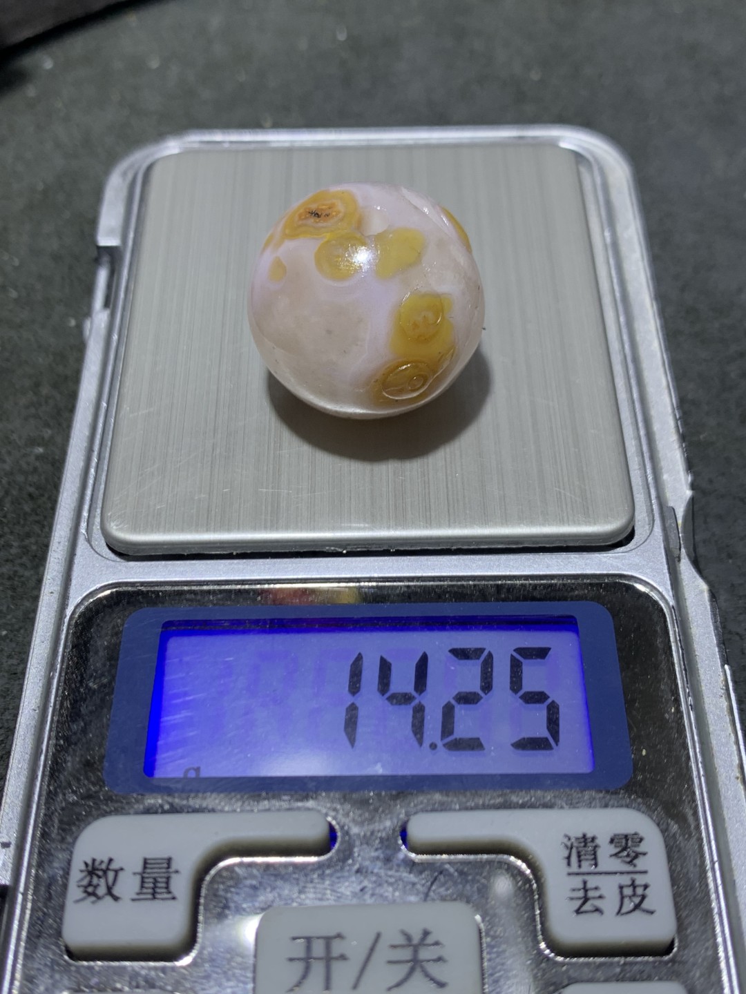 精美高润度战国红玛瑙俏色巧雕金鱼出水随形珠一个！